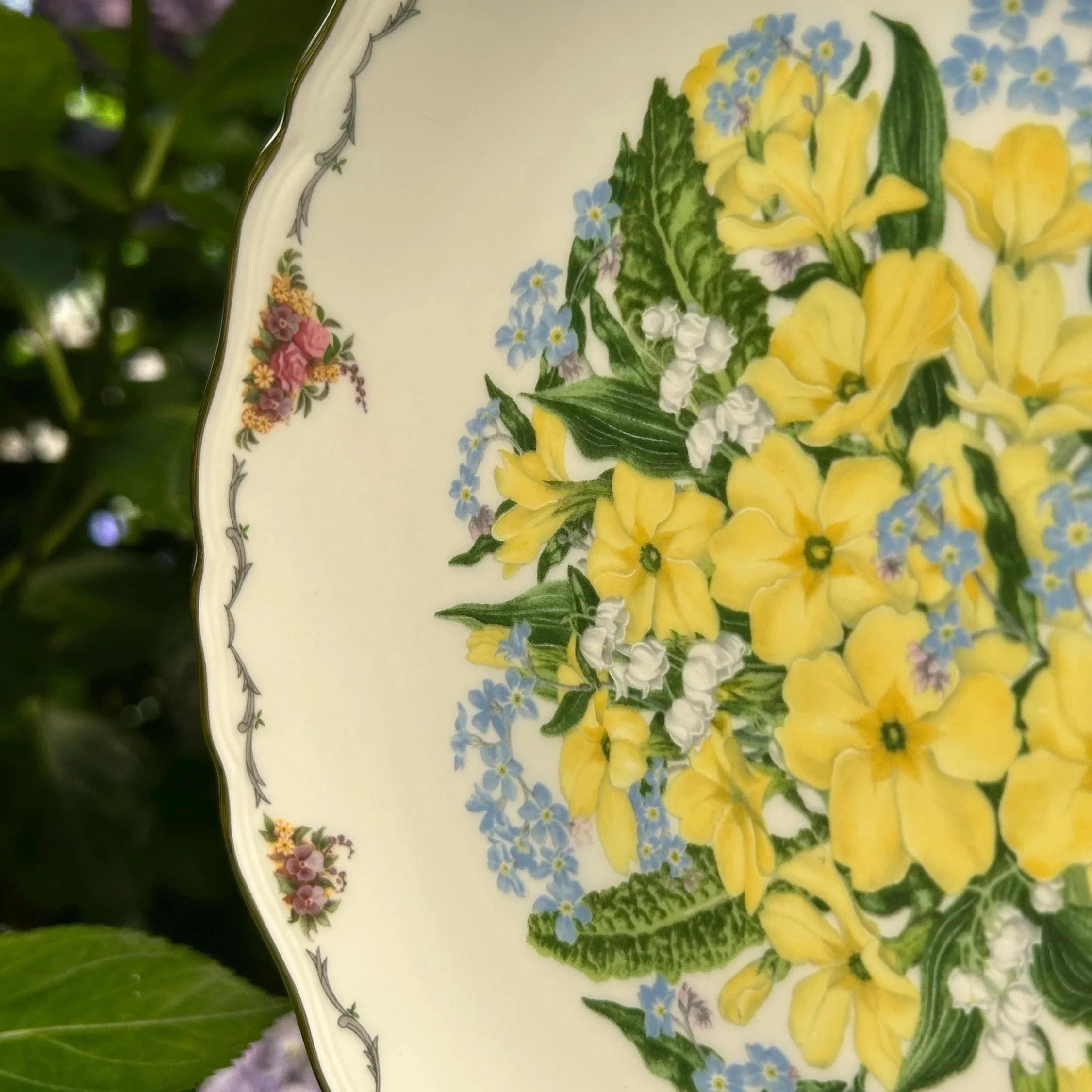 Close-up of central floral bouquet – yellow primroses and forget-me-nots