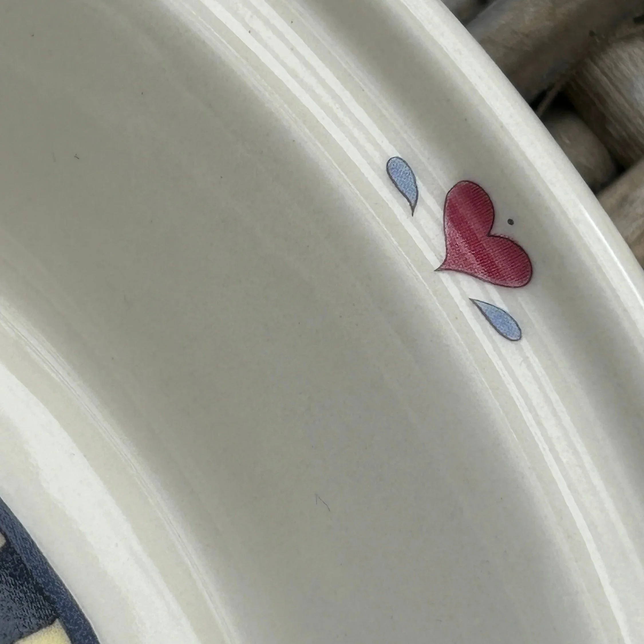 Inner rim close-up with pink and blue heart design