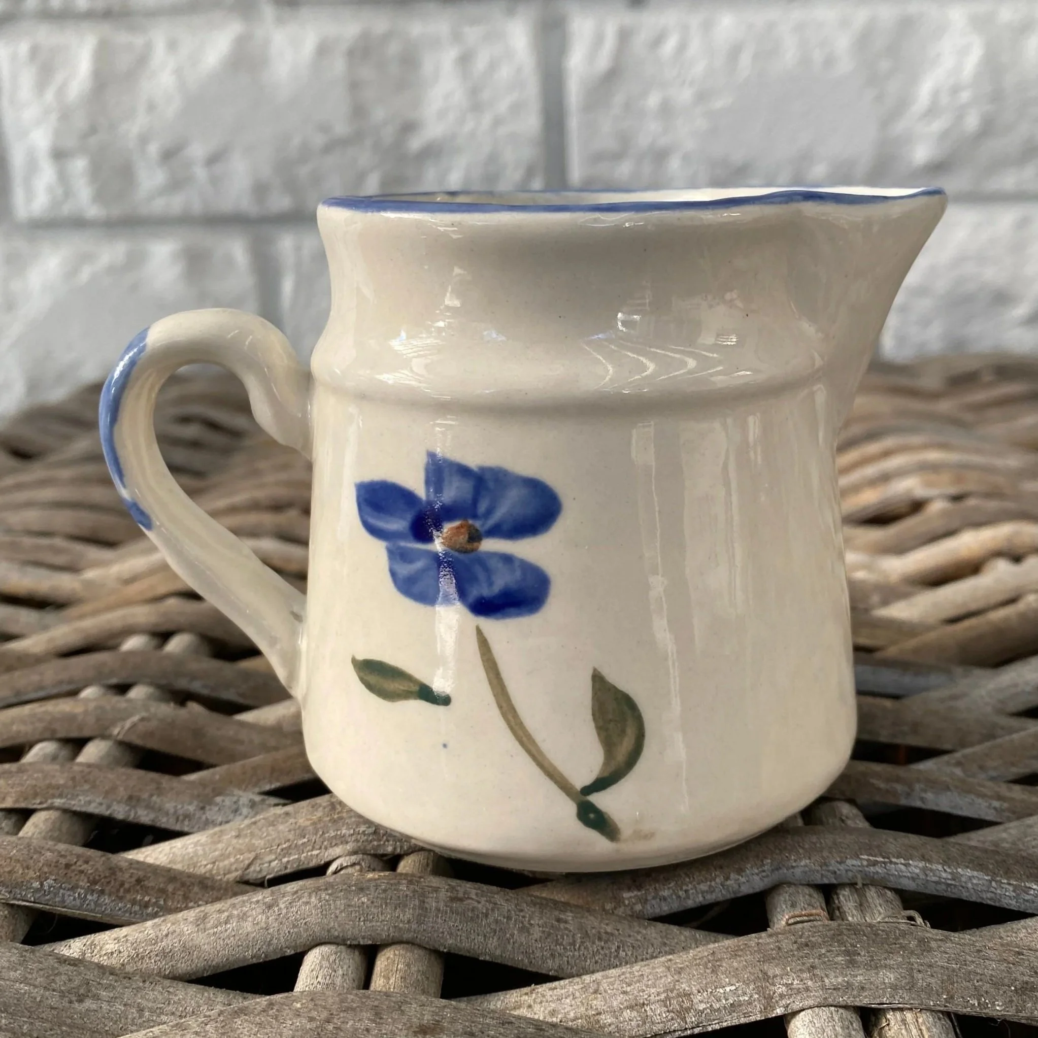 Side profile of creamer showing spout and handle