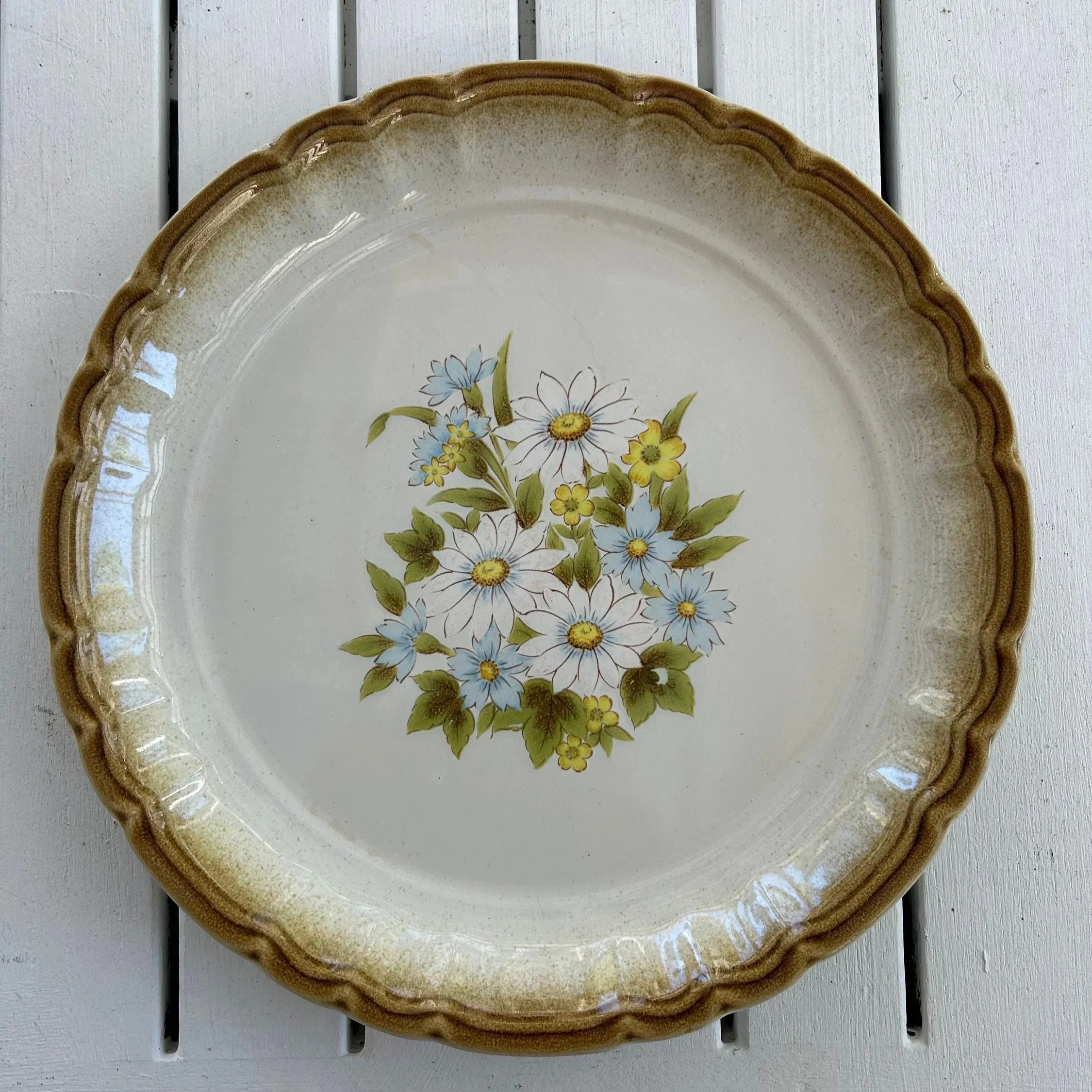 Mikasa Manor House Corsage plate on white table showing daisy floral design