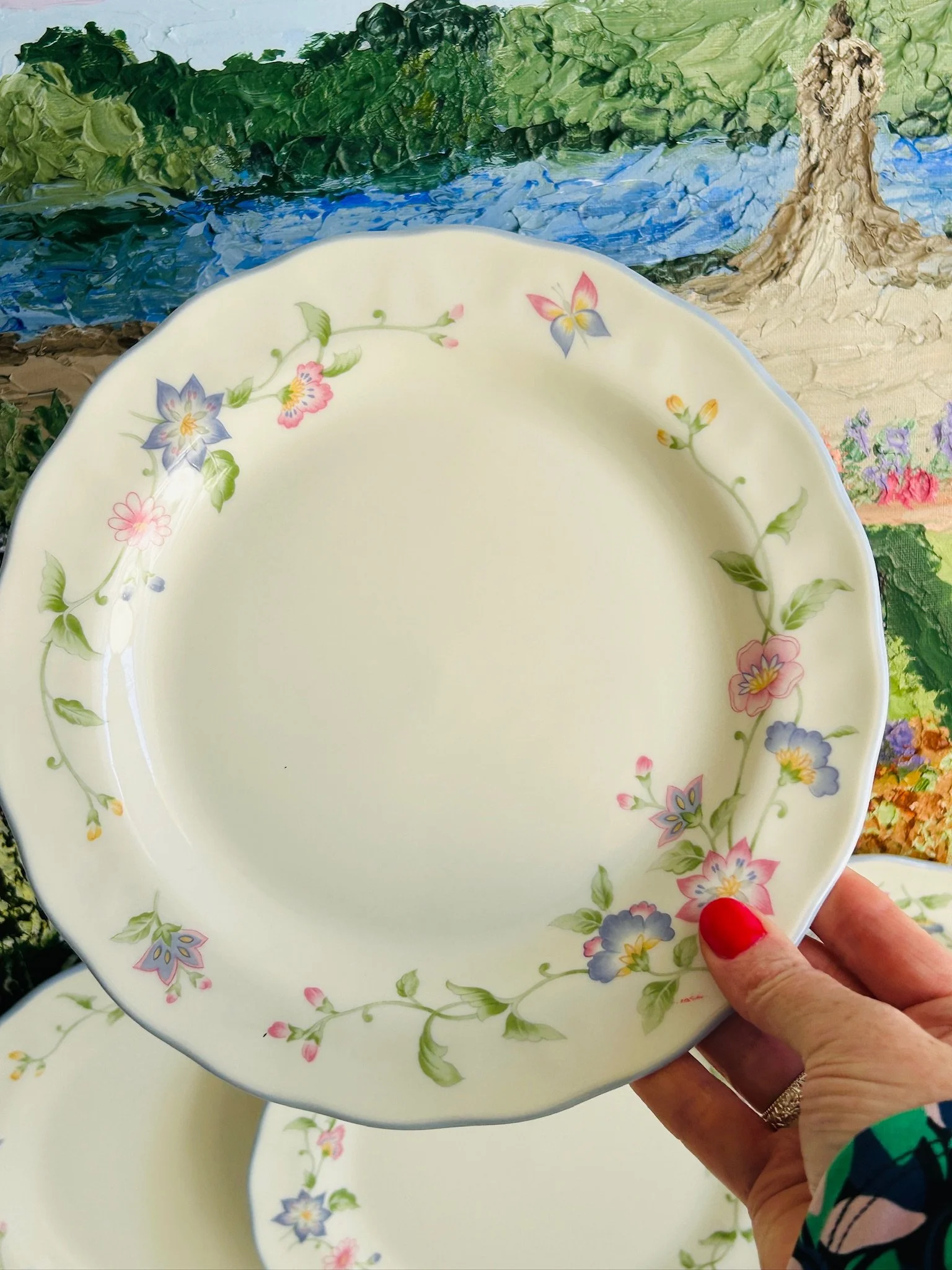 royal-doulton-fine-china-dinner-plate--side-view-curved-edge.jpg