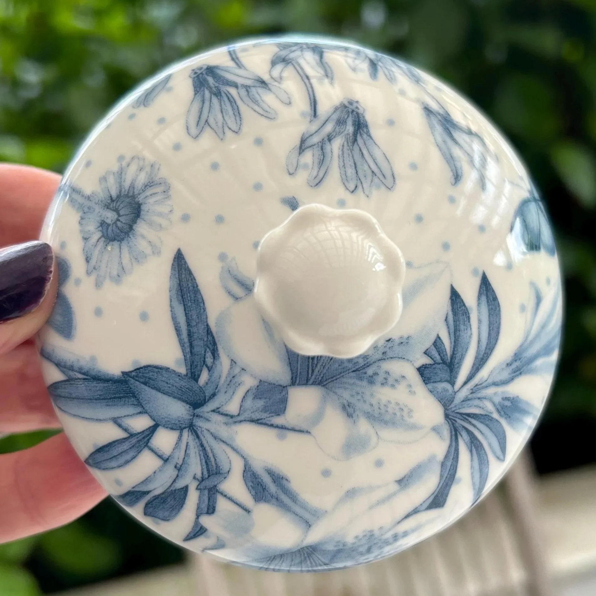 Lid detail showing floral finial and blue pattern