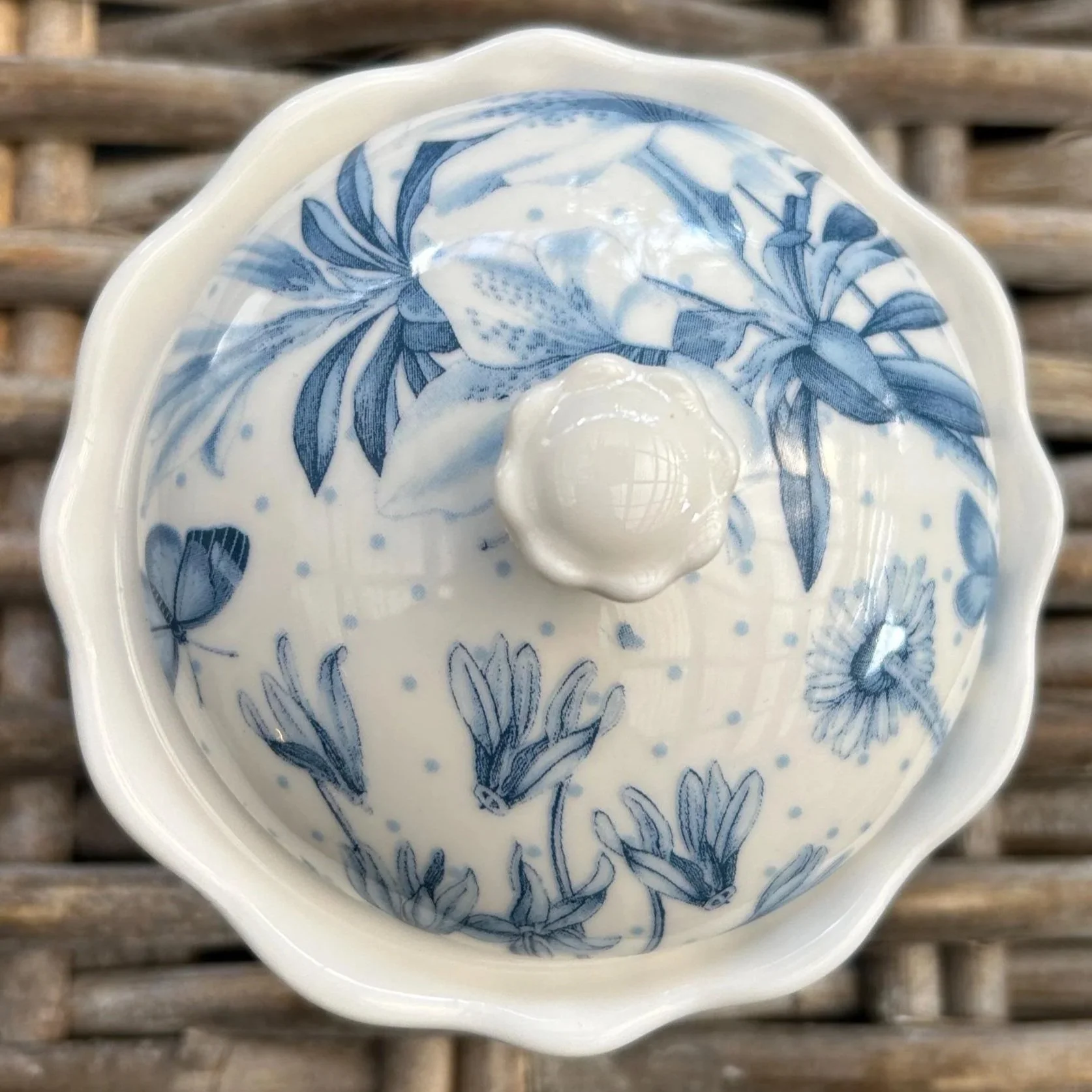 Overhead view of scalloped lid and floral detailing