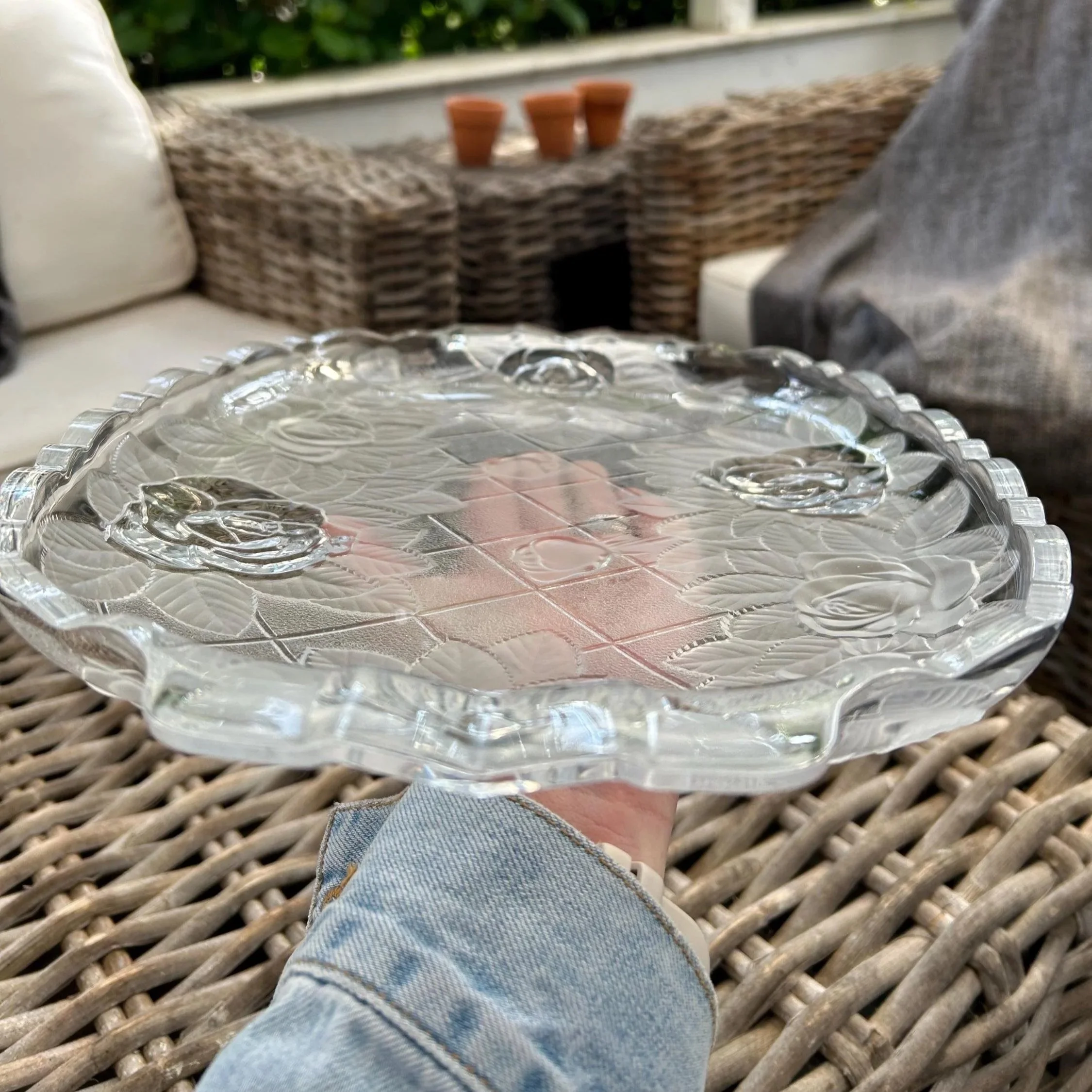 Side profile of platter on wicker table – highlighting scalloped edges