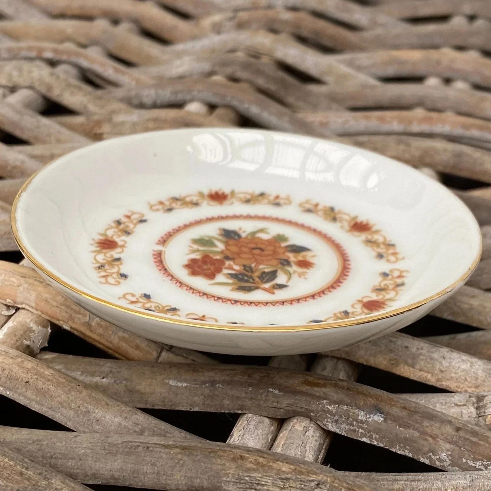 Side view of plate showing rim profile and floral motif