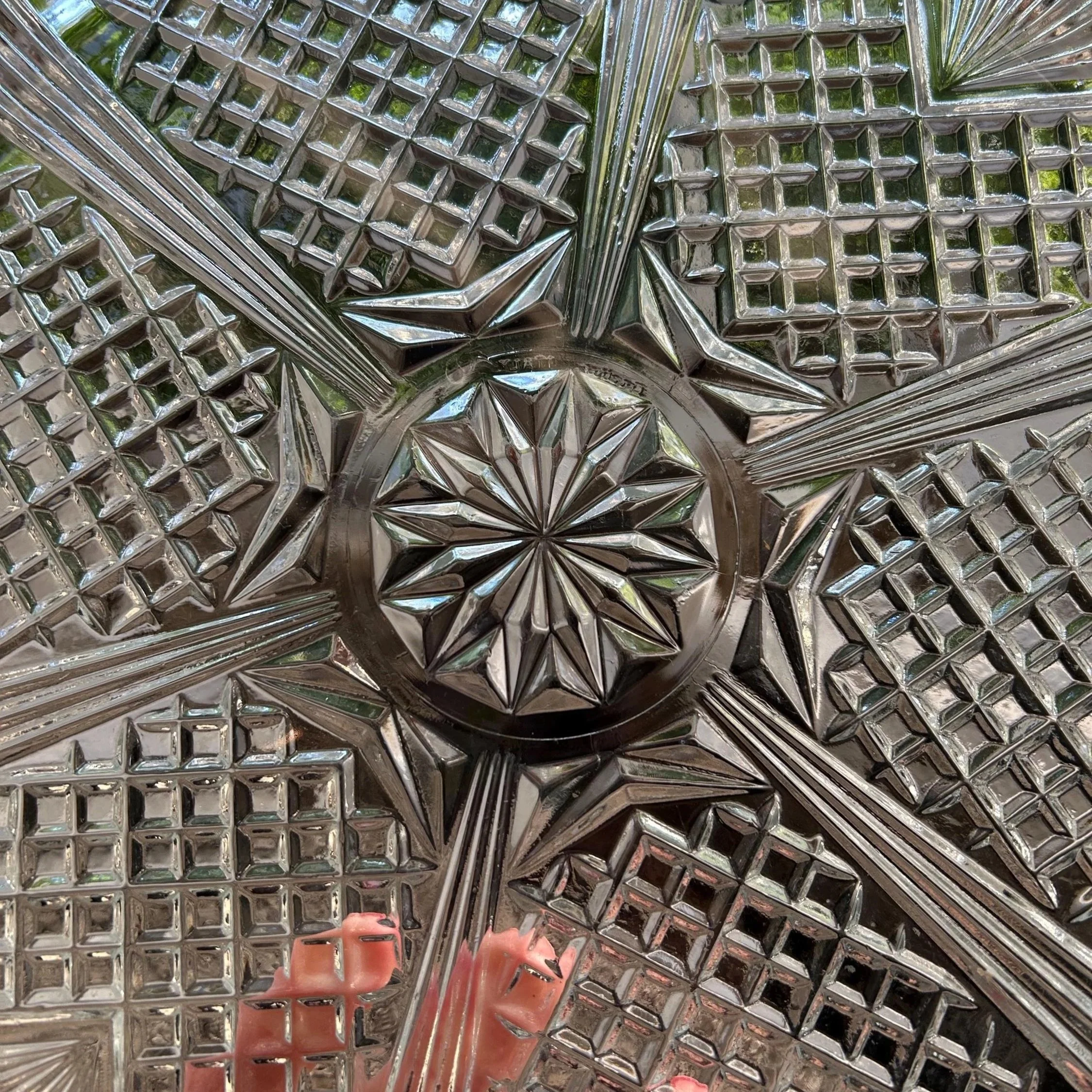 Close-up of central starburst and textured crystal.