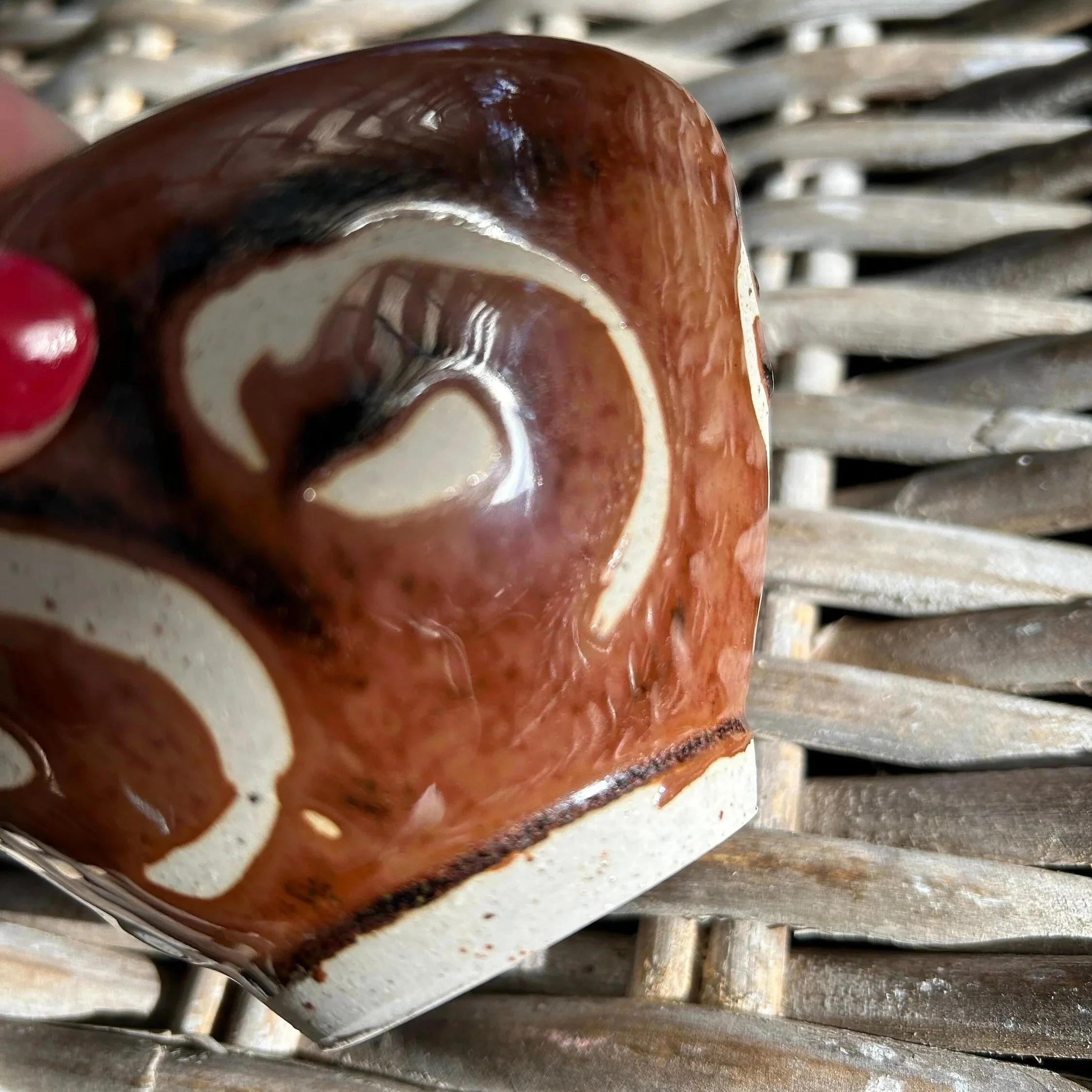 Close-up of swirl detail on exterior glaze