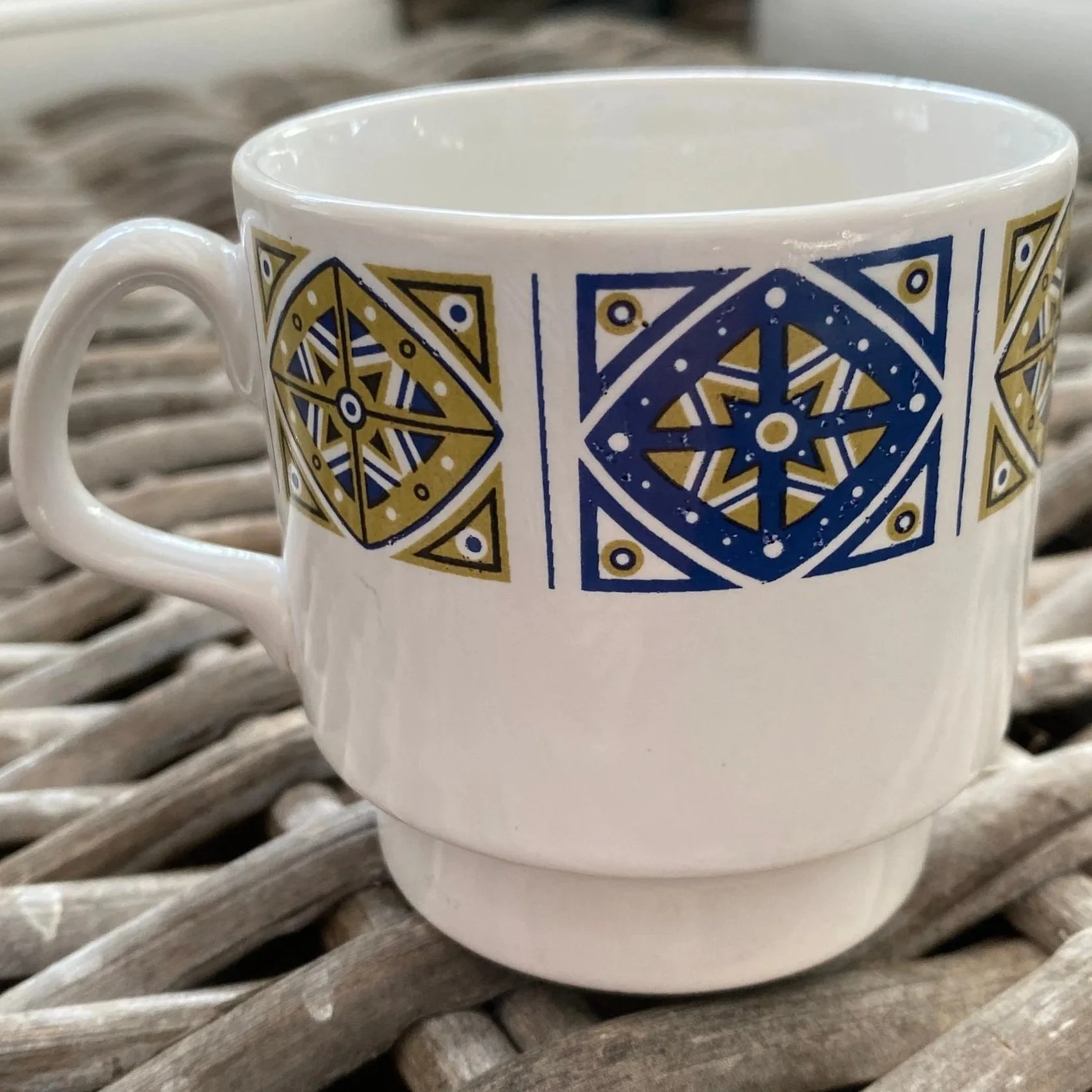 Angled view showing pattern repeat and ergonomic handle