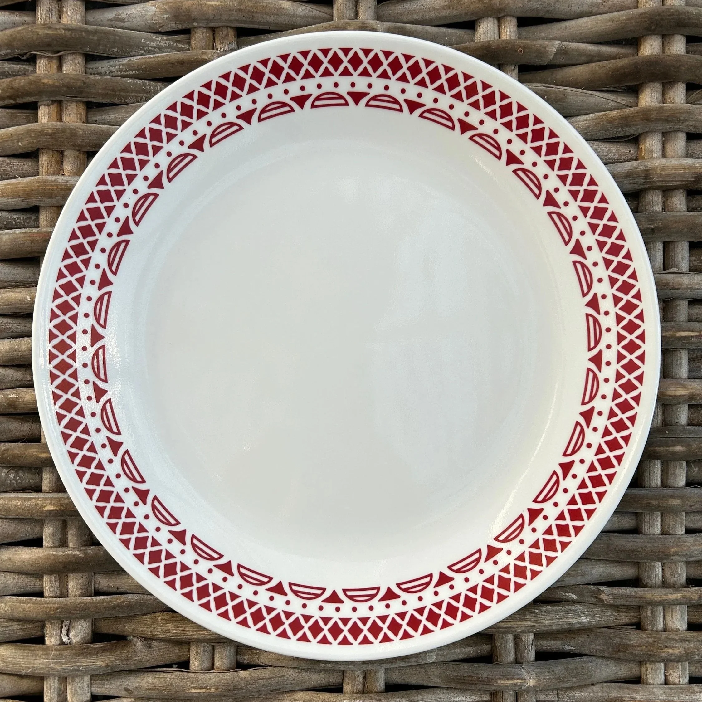 Vintage Corelle Red Cordoba dinner plate with bold 1980s geometric red border. Made in USA. Durable Vitrelle glass. Microwave & dishwasher safe.