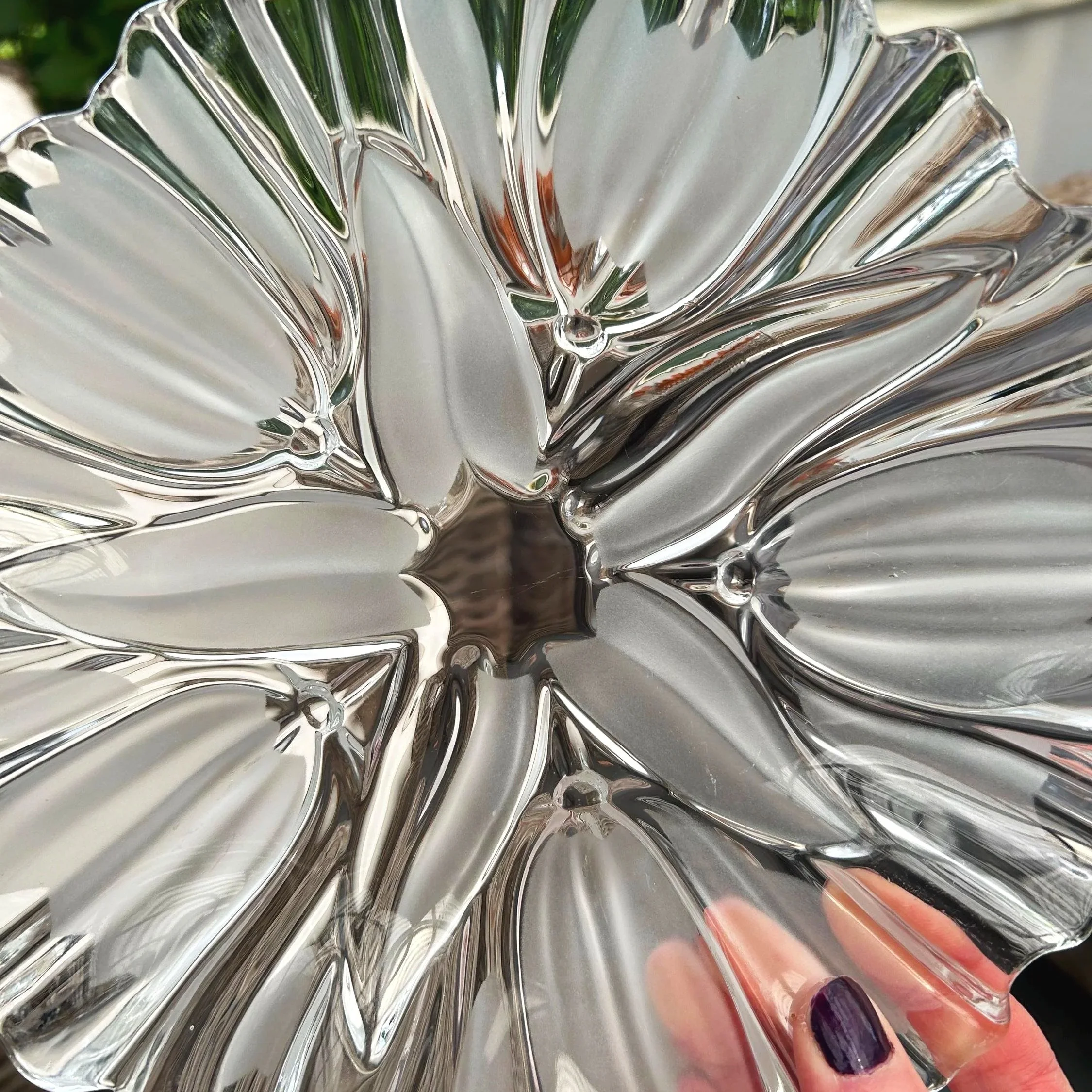 Close-up of edge – showing frosted tulip details and glass clarity