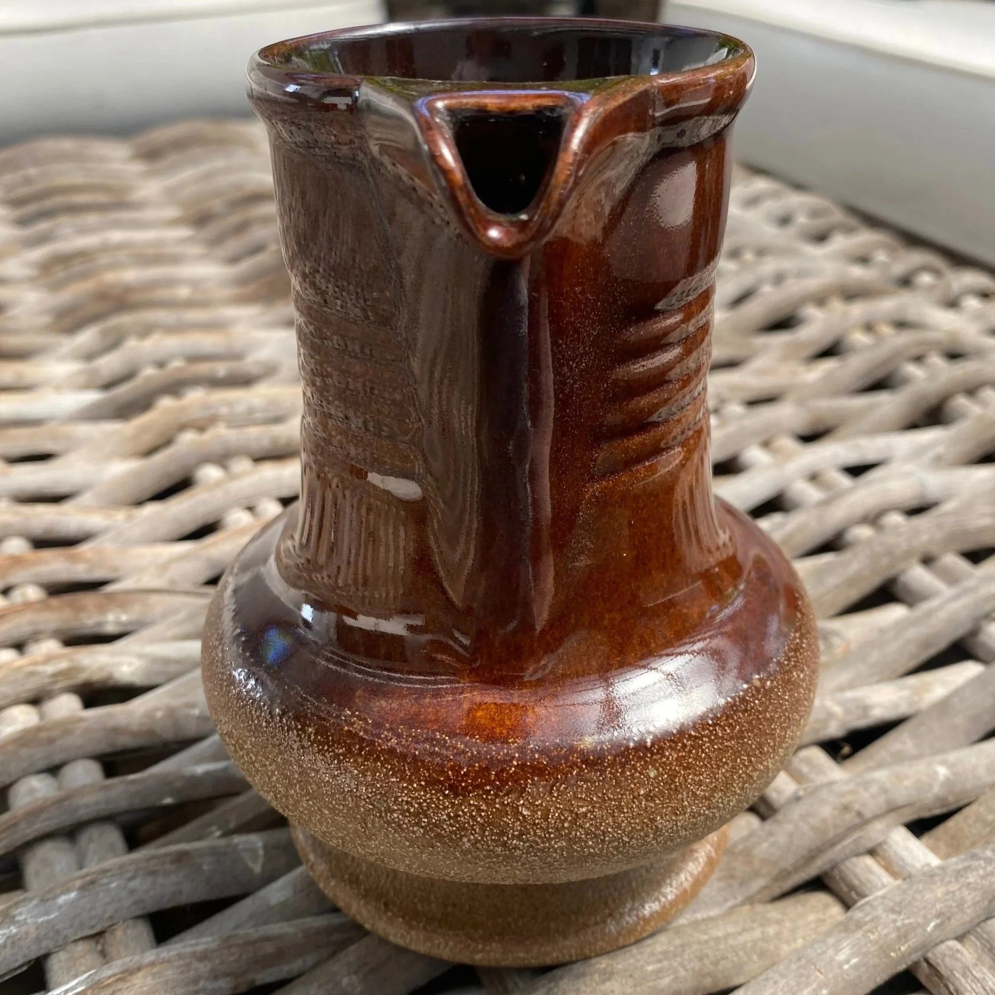 Side angle highlighting spout and vertical ridges