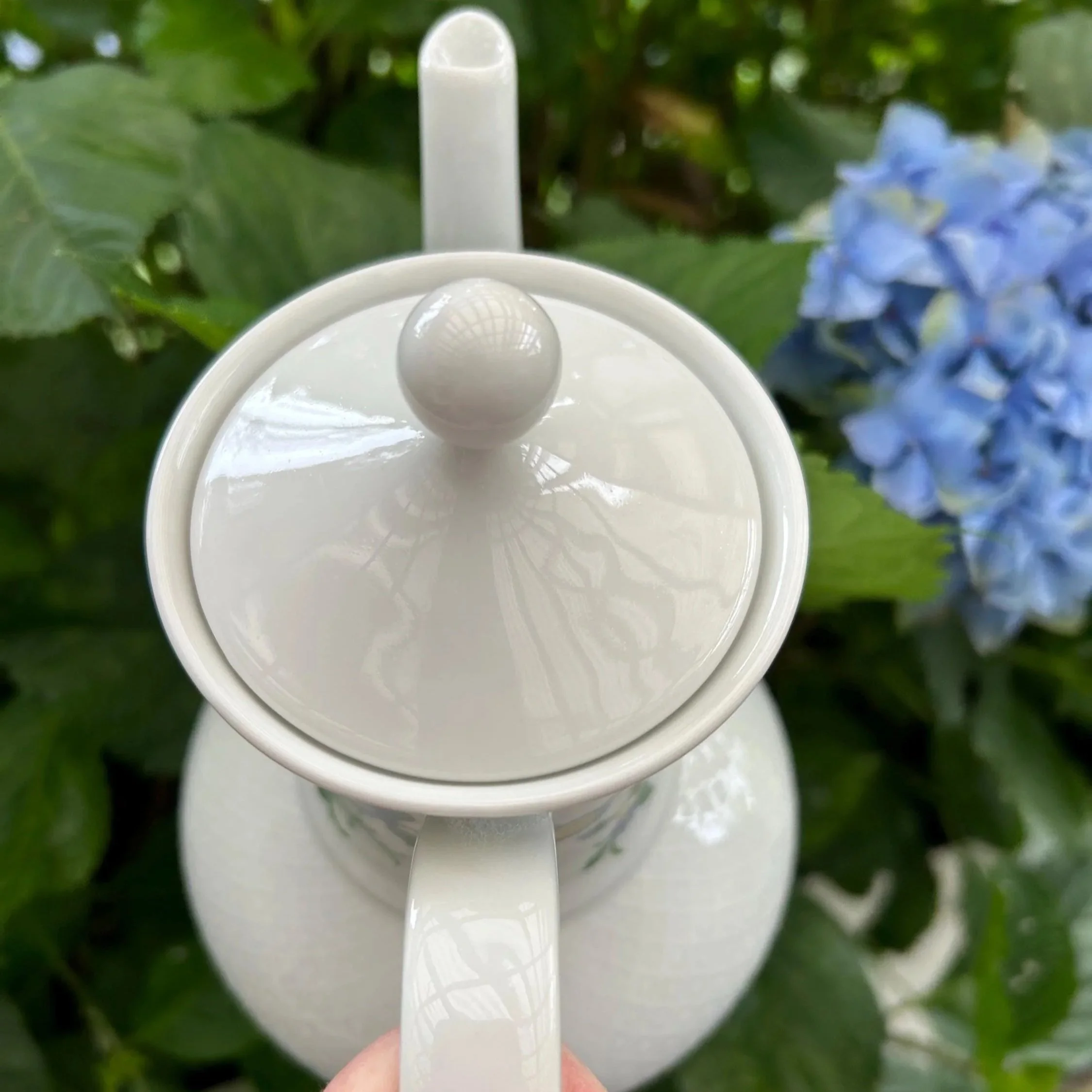 Top-down view showing lid and knob finial