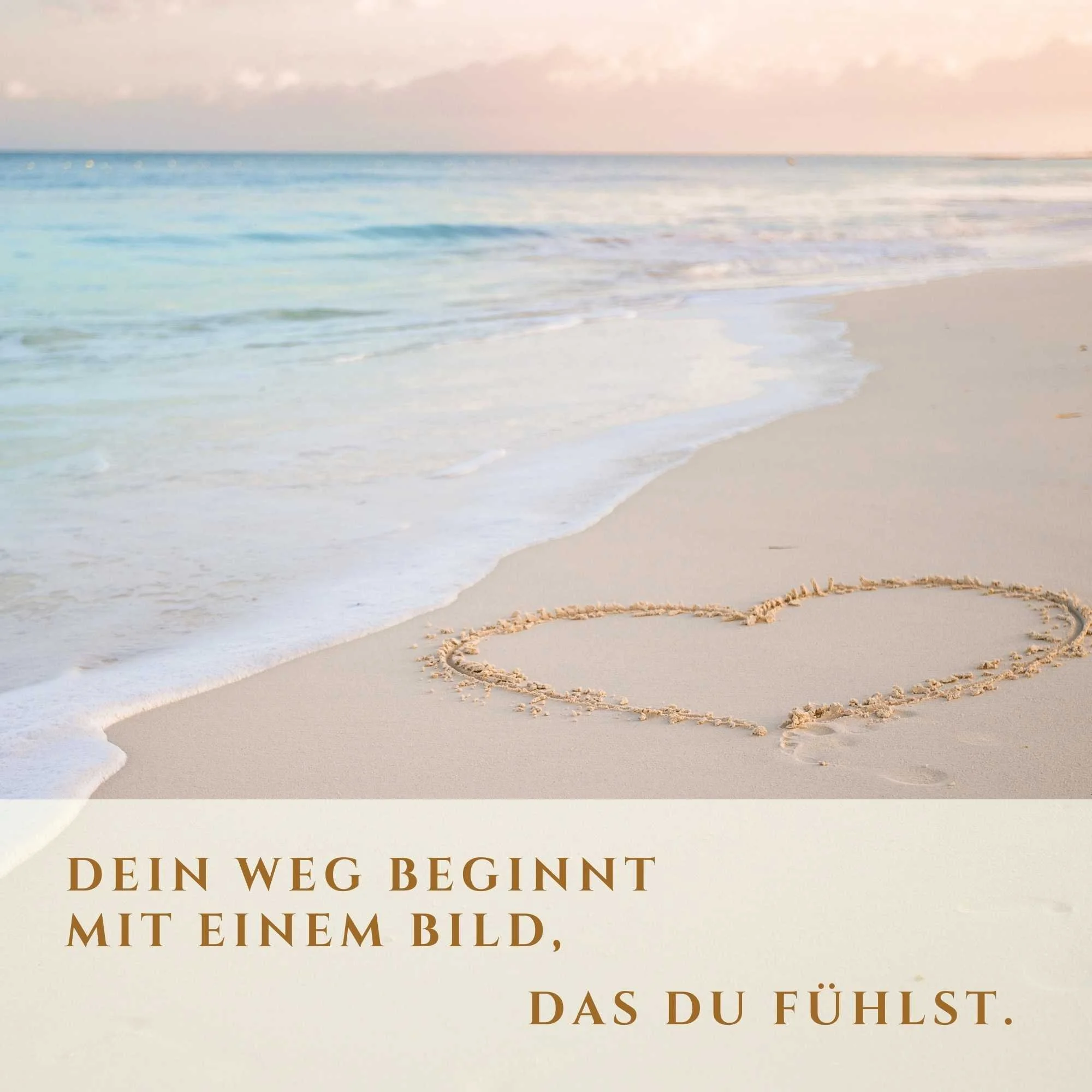 Strand mit Herz im Sand, Text unter dem Bild: Dein Weg beginnt mit einem Bild, das du fühlst.