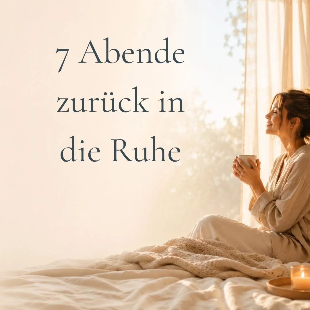Frau sitzt entspannt auf einem Bett mit einer Tasse in der Hand, Sonnenlicht strömt durch das Fenster, Kerze brennt, ruhige Atmosphäre