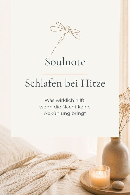 Helles Bett, Kerze, Vase. Text auf Bild: Schlafen bei Hitze. Was wirklich hilft.