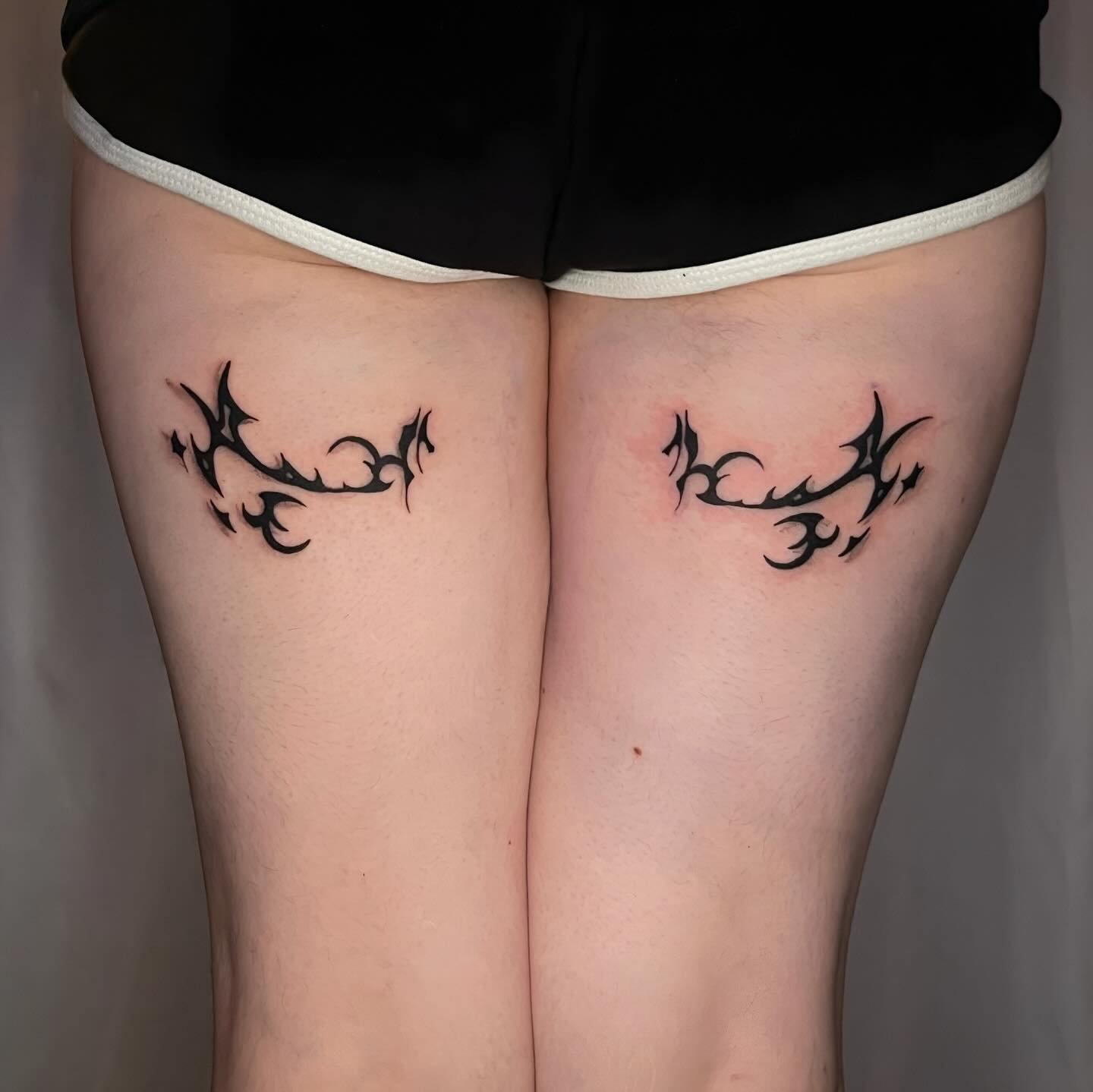 pretty lil&rsquo; decorative pieces ! thanks for sitting thru a tricky stencil placement and chatting w me ✨ reminder that most flash can be slightly modified if u have a vision (like splitting it in two!) 

#tattoo #tattooartist #pdxtattoo