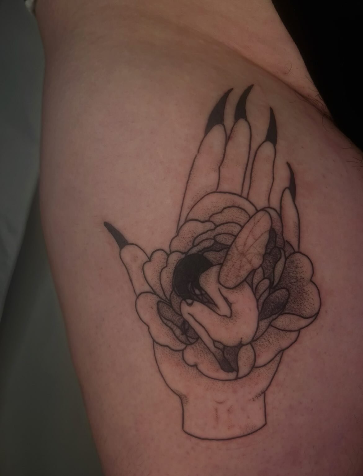 little flower fairie for kade 🖤 thanks for letting me stab ya again 🌼 

#tattoo #tattooartist