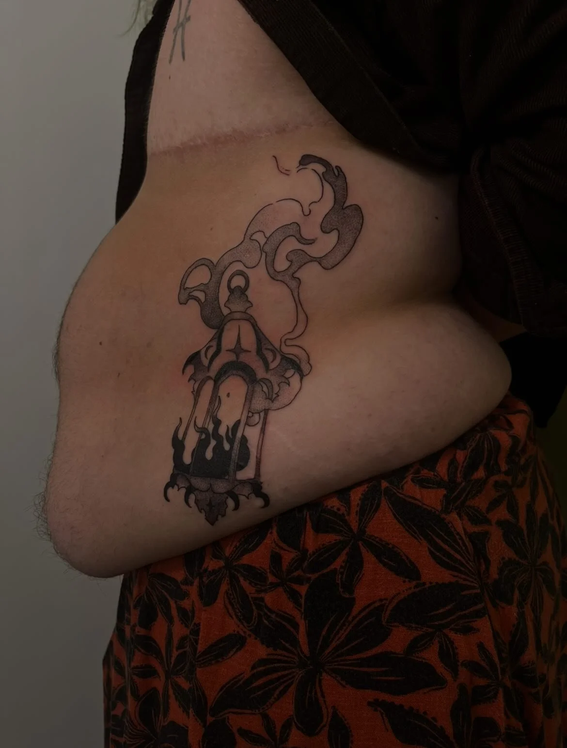 🖤 black smoke 🖤 

1am posting !! 

day one of seattle guest spot done 😩 i so sweeeepy 

thanks so much for snagging this flash!! you were an absolute trooper thru this super spicy placement !! 

#tattoo #tattooartist