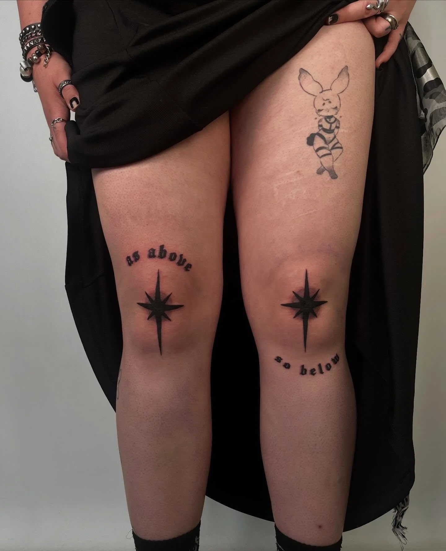 knee adornments for remi! thanks so much for coming in and being an absolute BADASS thru one of the toughest placements ever 🖤

working thru all my seattle posts! thank u all for keeping me busy :) 

also peep the lil healed bun 

#tattoo #tattooart