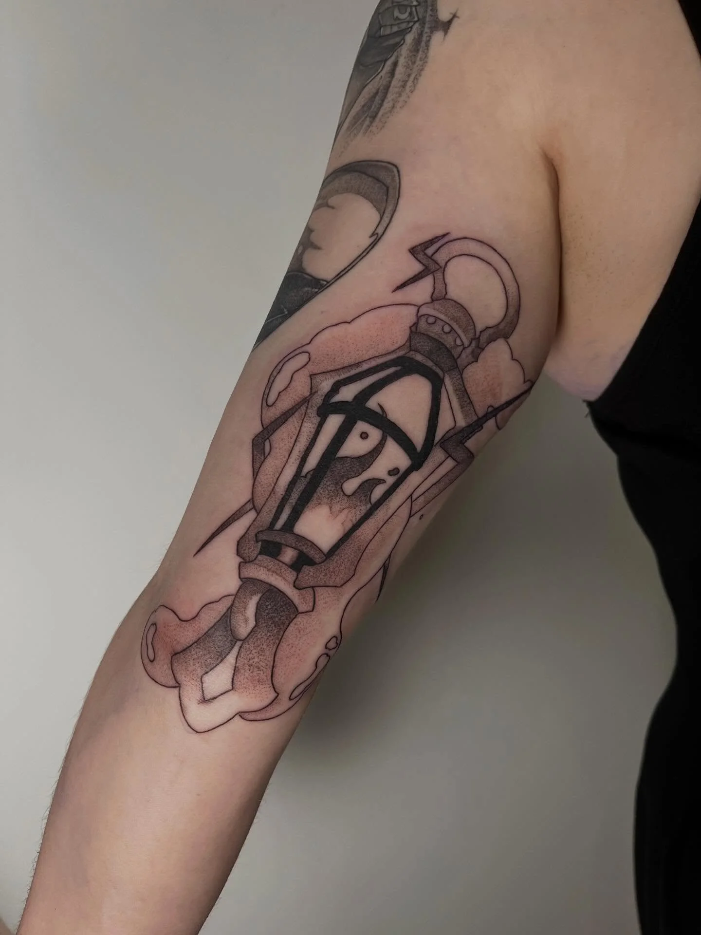 🖤fae flame🖤 

flins lantern (genshin impact) 💀

thanks for collabing on such a sick custom! 

repost so i can get all my posts in ✨order✨

#tattoo #tattooartist
