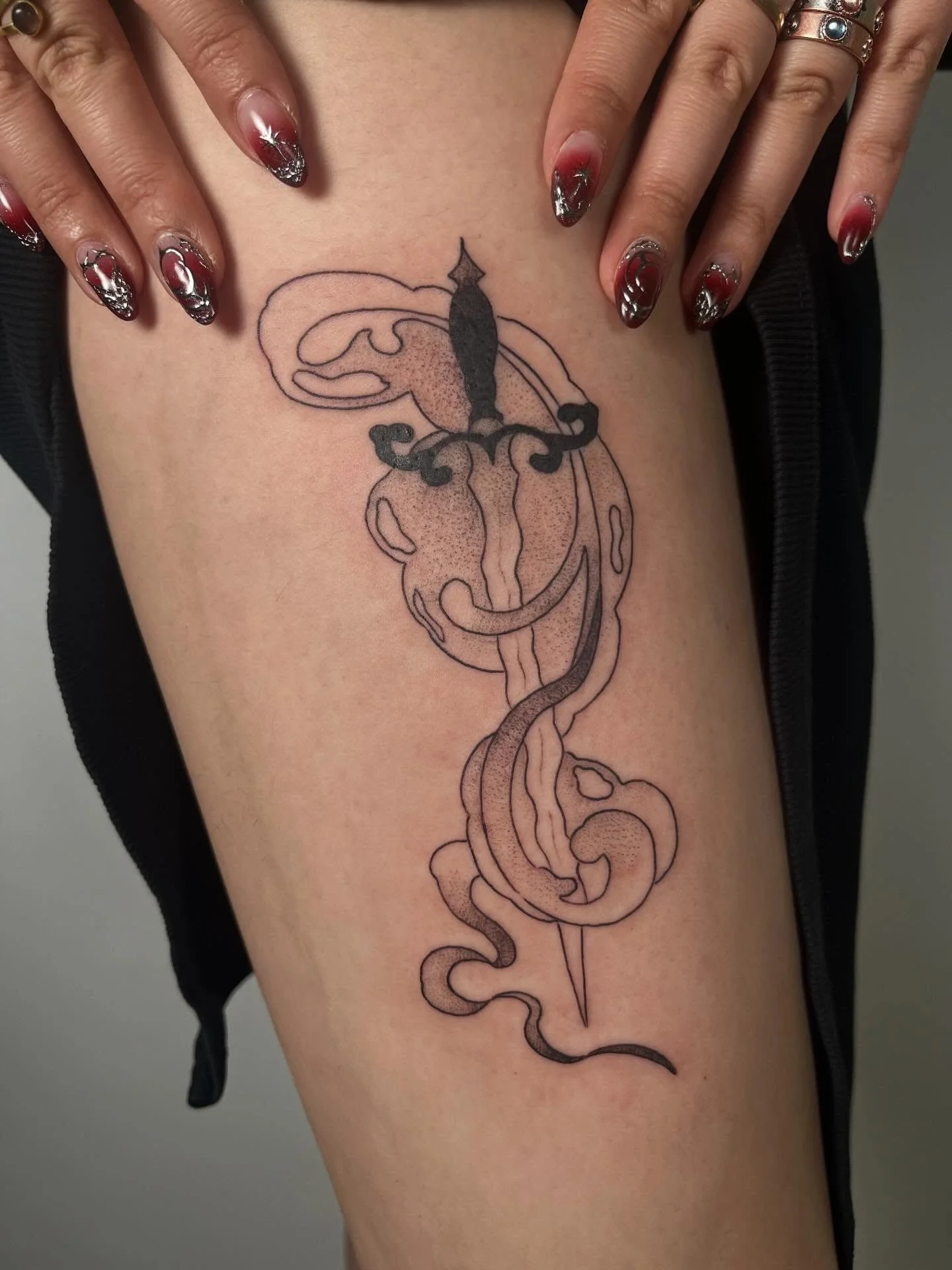 blade along the thigh 🖤thanks for trusting me with ur second tat, it was joyous to catch up with you!!! 

almost all caught up on seattle guest spot posts :):)

#tattoo #tattooartist