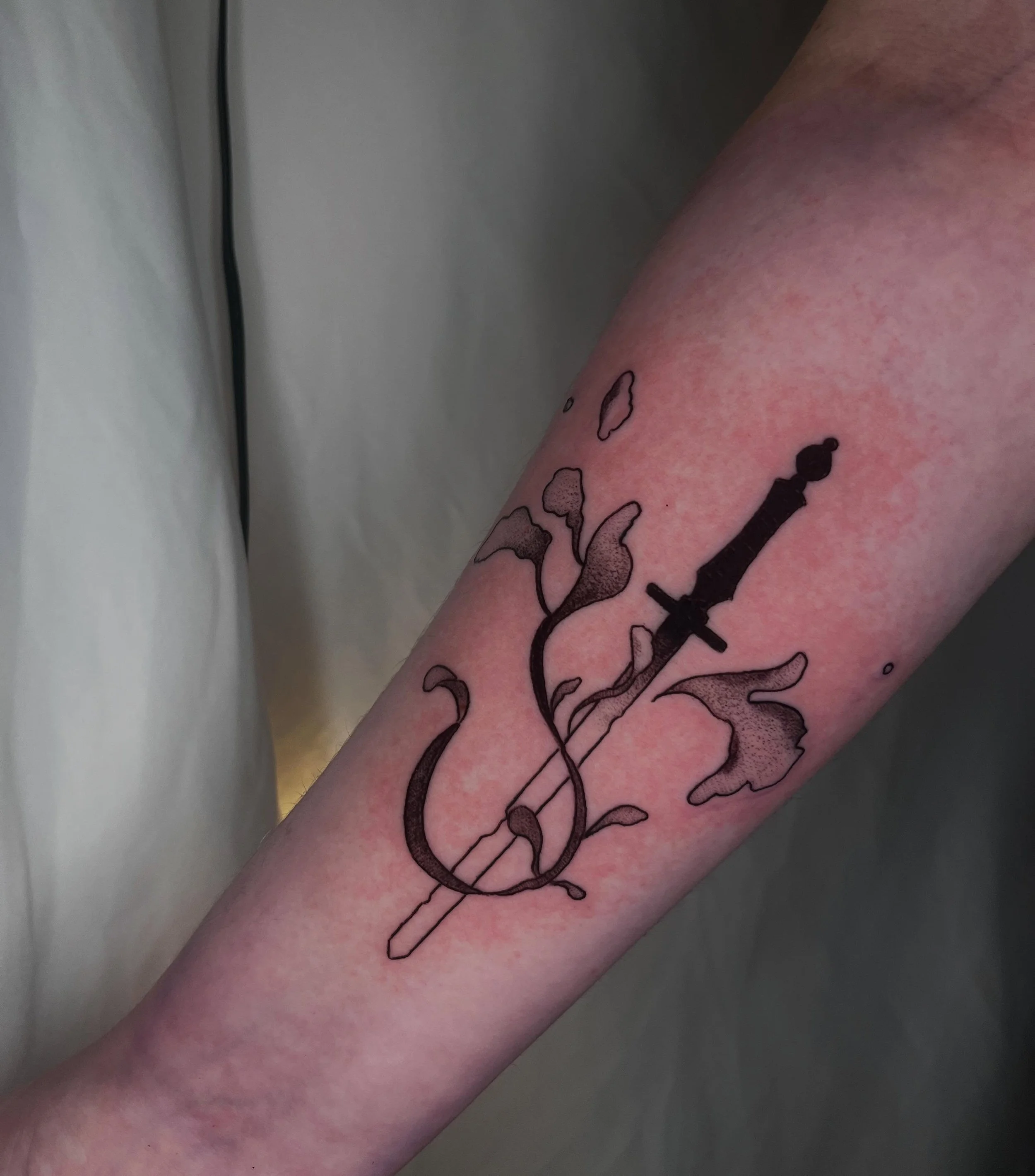 first tattoo for alaina 🗡️

thanks for coming in and snagging this ol&rsquo; design 🖤🖤

#tattoo #tattooartist
