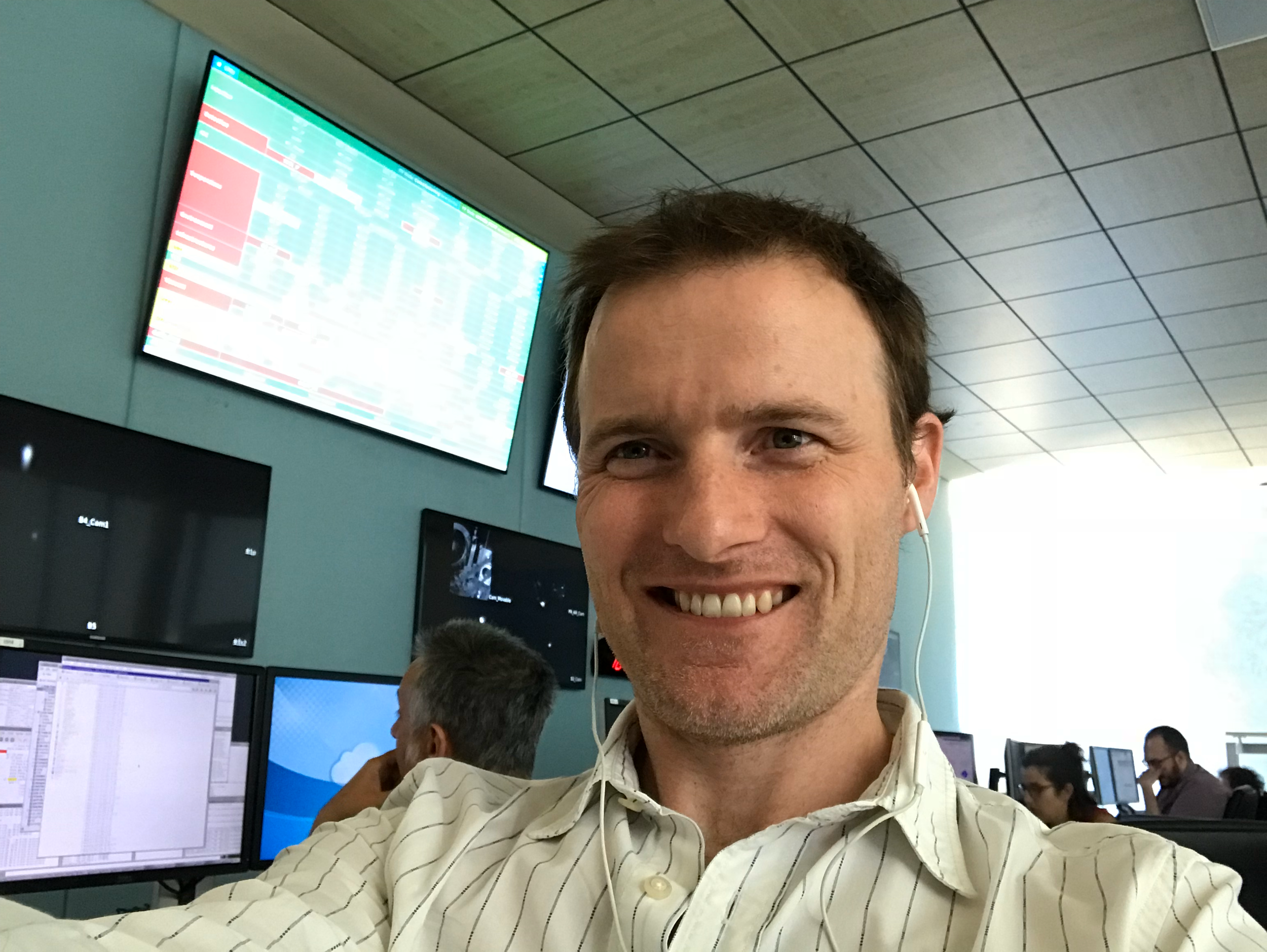 Monitoring the interferometer status in the control room.