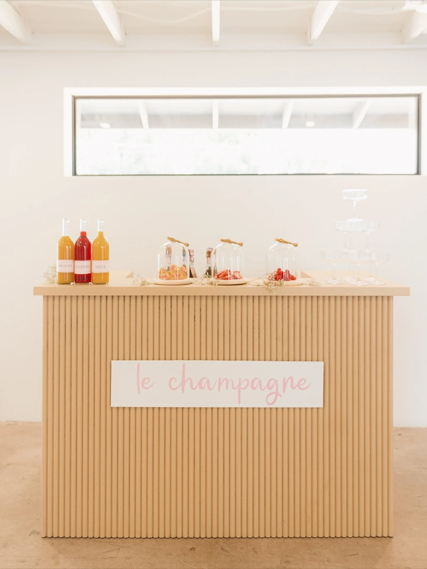 Fluted, fabulous, and ready to serve looks and drinks .🍸💫

Our fluted bar pairs well with our cocktail tables . Booking now for the busy season . 

#FlutedBar #FlutedCocktailTable #EventRentals #PhoenixEventRentals #ArizonaEvents #PhoenixVendor #AZ