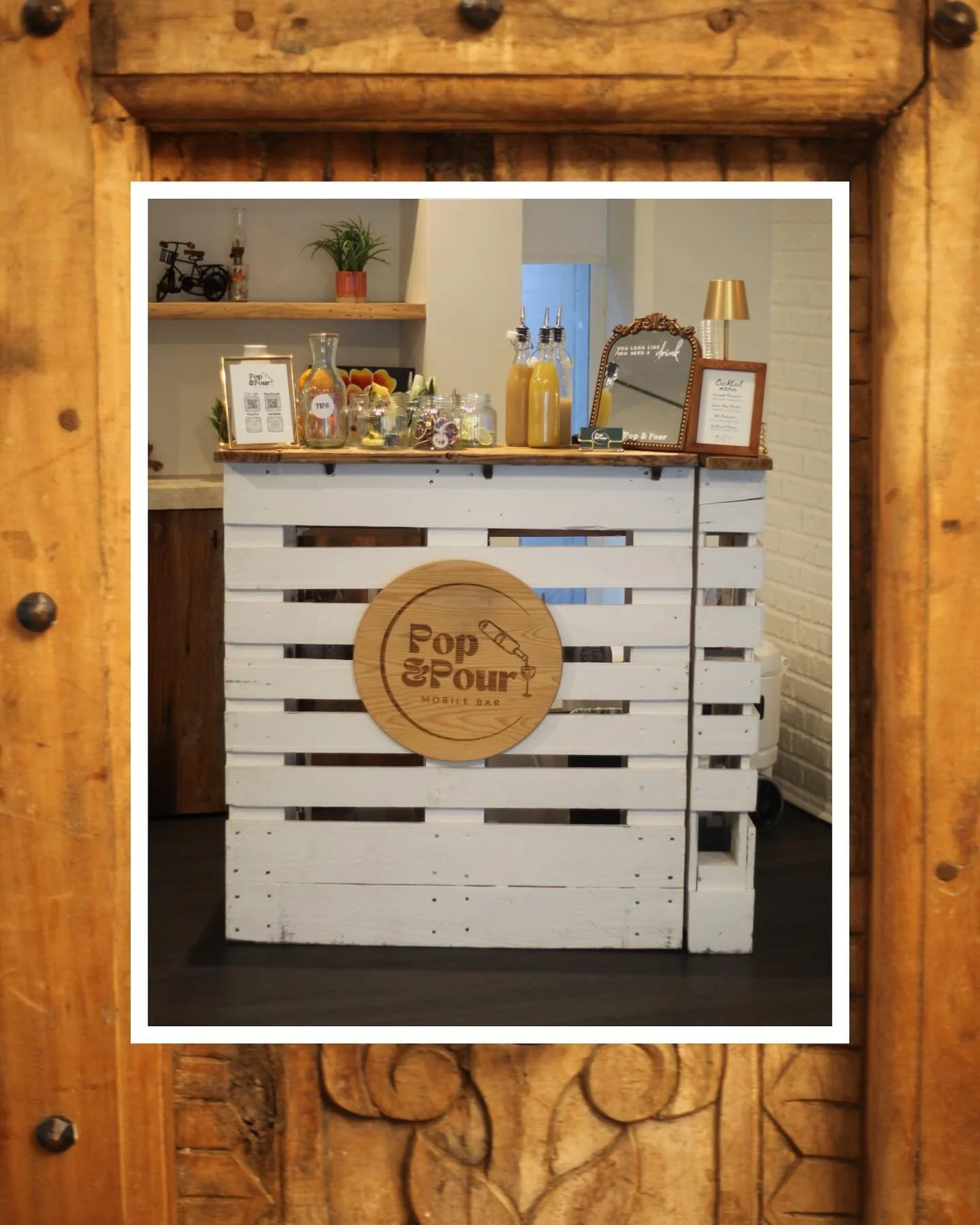 Housewarming parties deserve more than just a few bottles on the counter&hellip; let Pop &amp; Pour bring the full bar experience right to your doorstep. 🏡🍸

 We create signature cocktails, refreshing mocktails, and a one-of-a-kind setup designed t