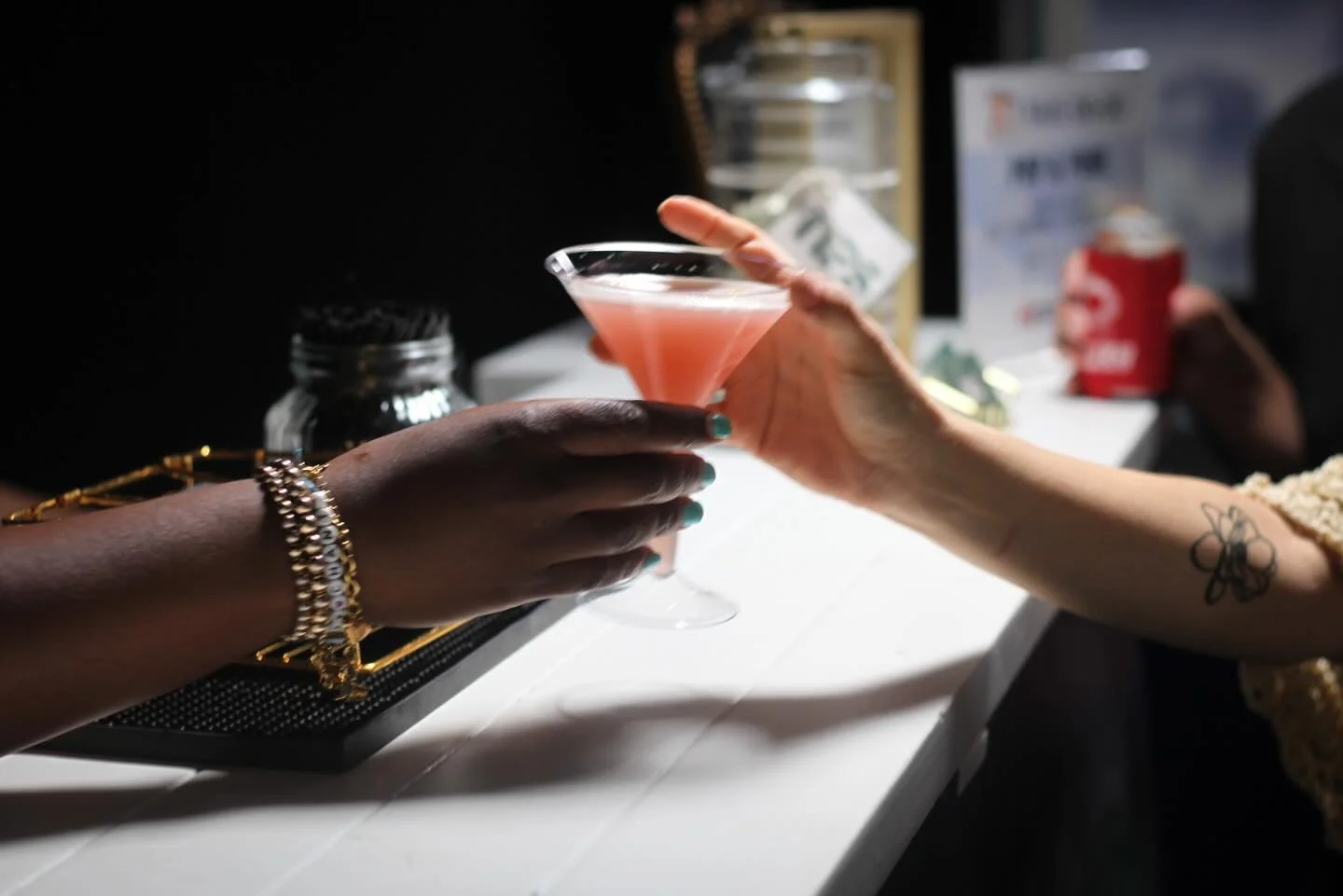 Sip sophistication: vodka, cranberry, triple sec, lime. Simple. Iconic. Cosmopolitan. 🍸

#mobilebartending #swlamobilebar #popandpour