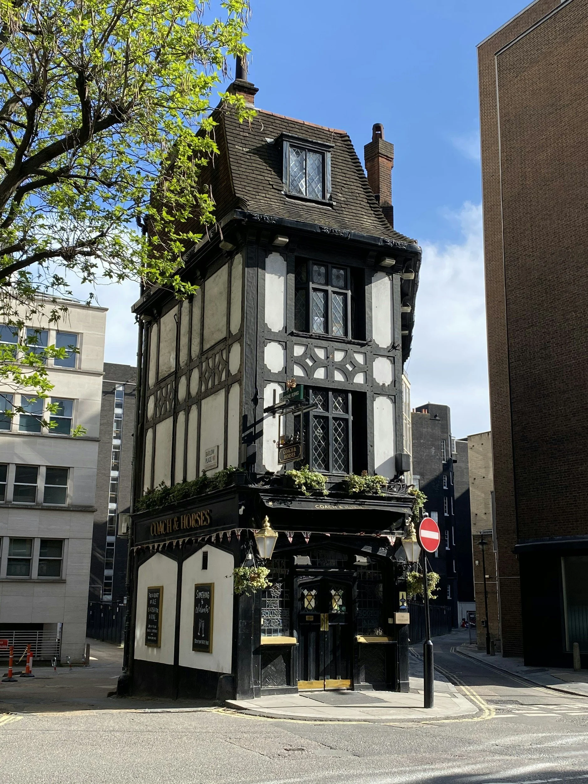 Historic Pubs With a Twisted Backstory (No Ghosts Required)