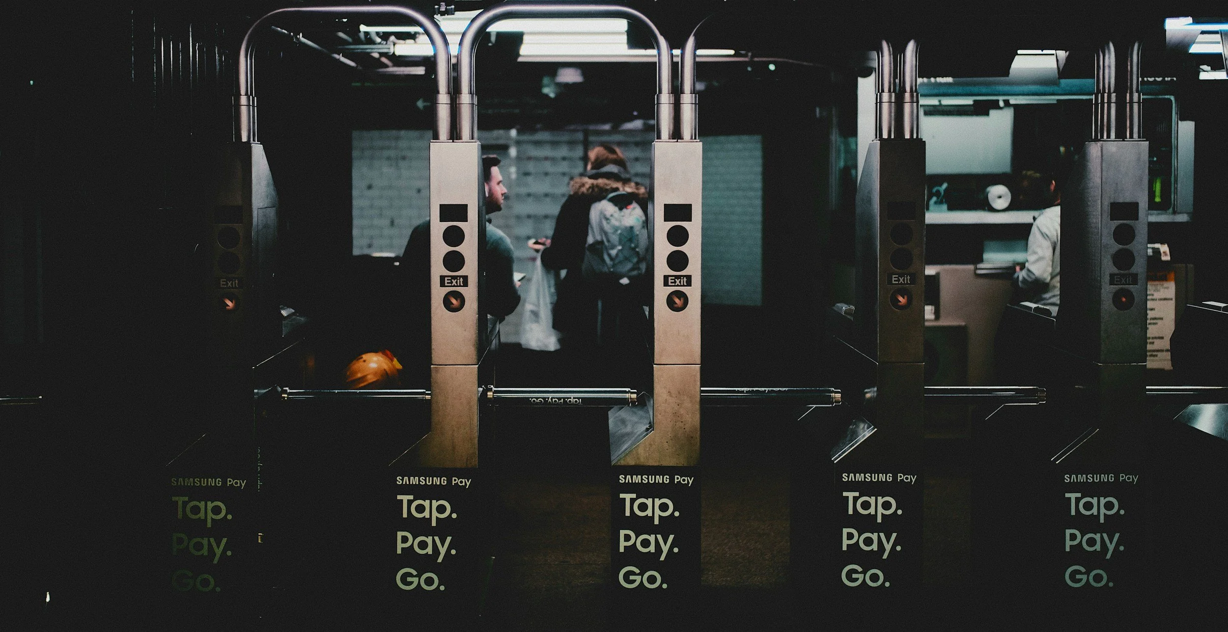 What Is an Oyster Card and Do You Actually Need One? (London Travel Explained Simply)