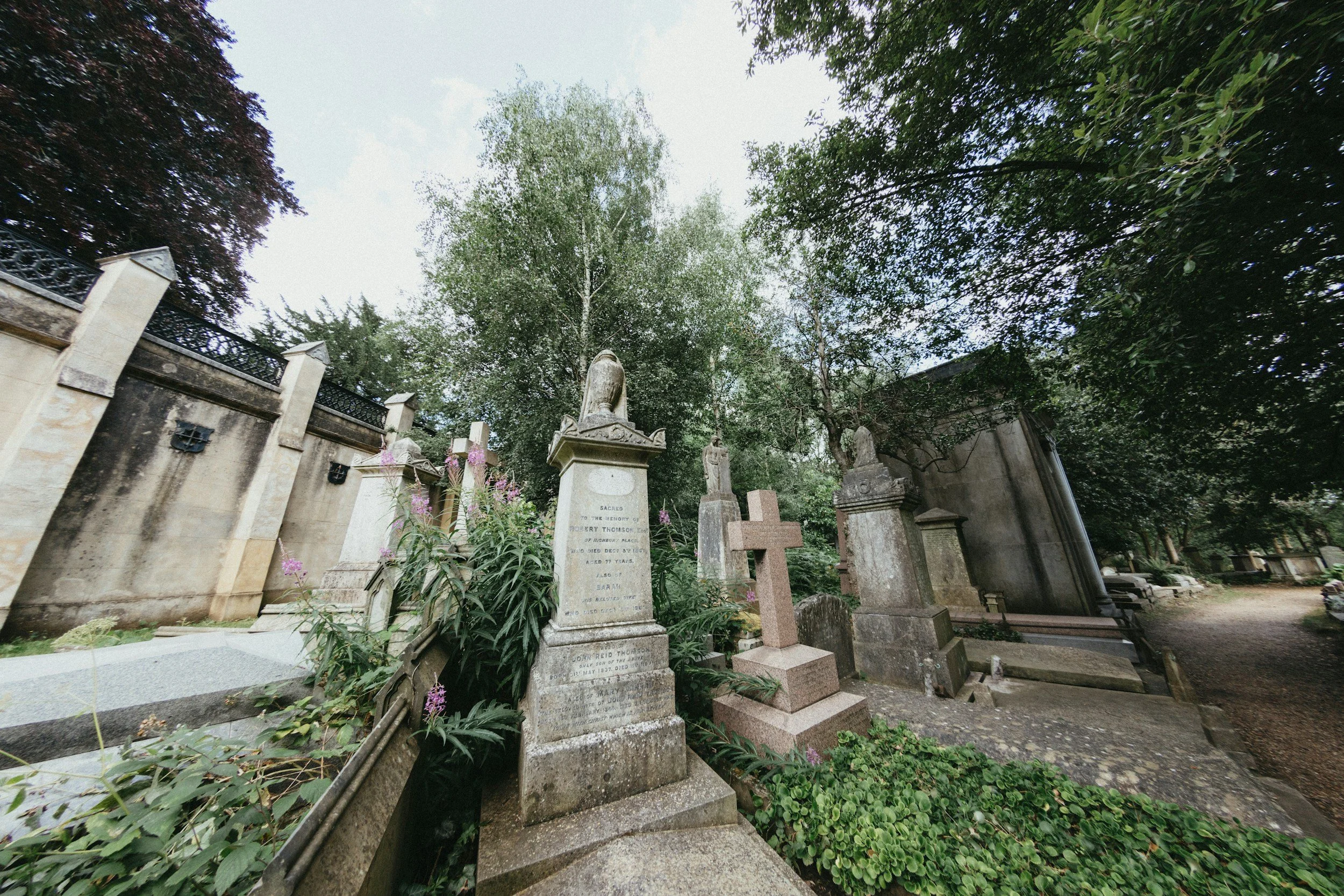 This London Cemetery Feels Like a Scene From Dracula