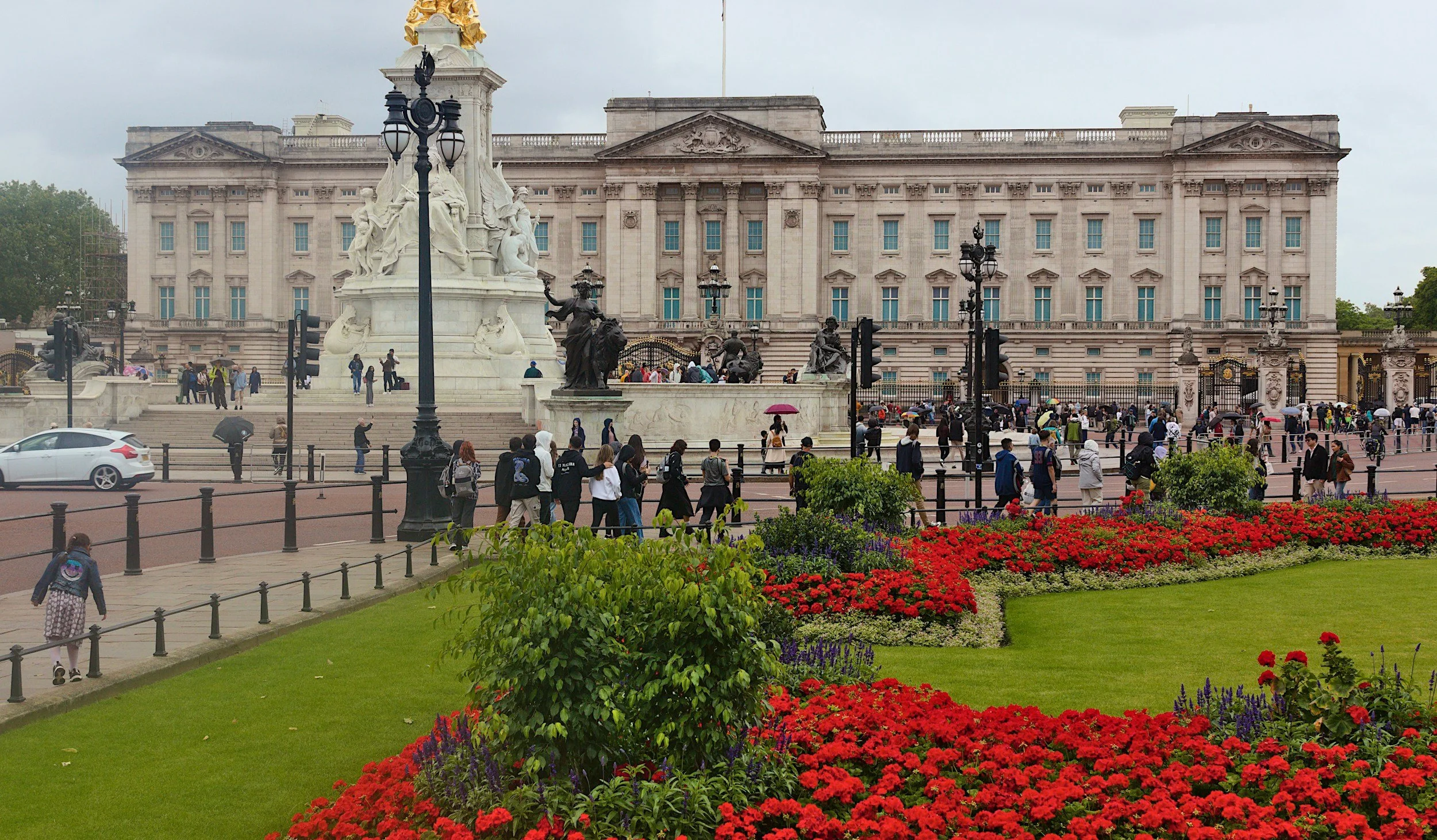 10 Facts About Buckingham Palace That Surprise Visitors (All Actually True)