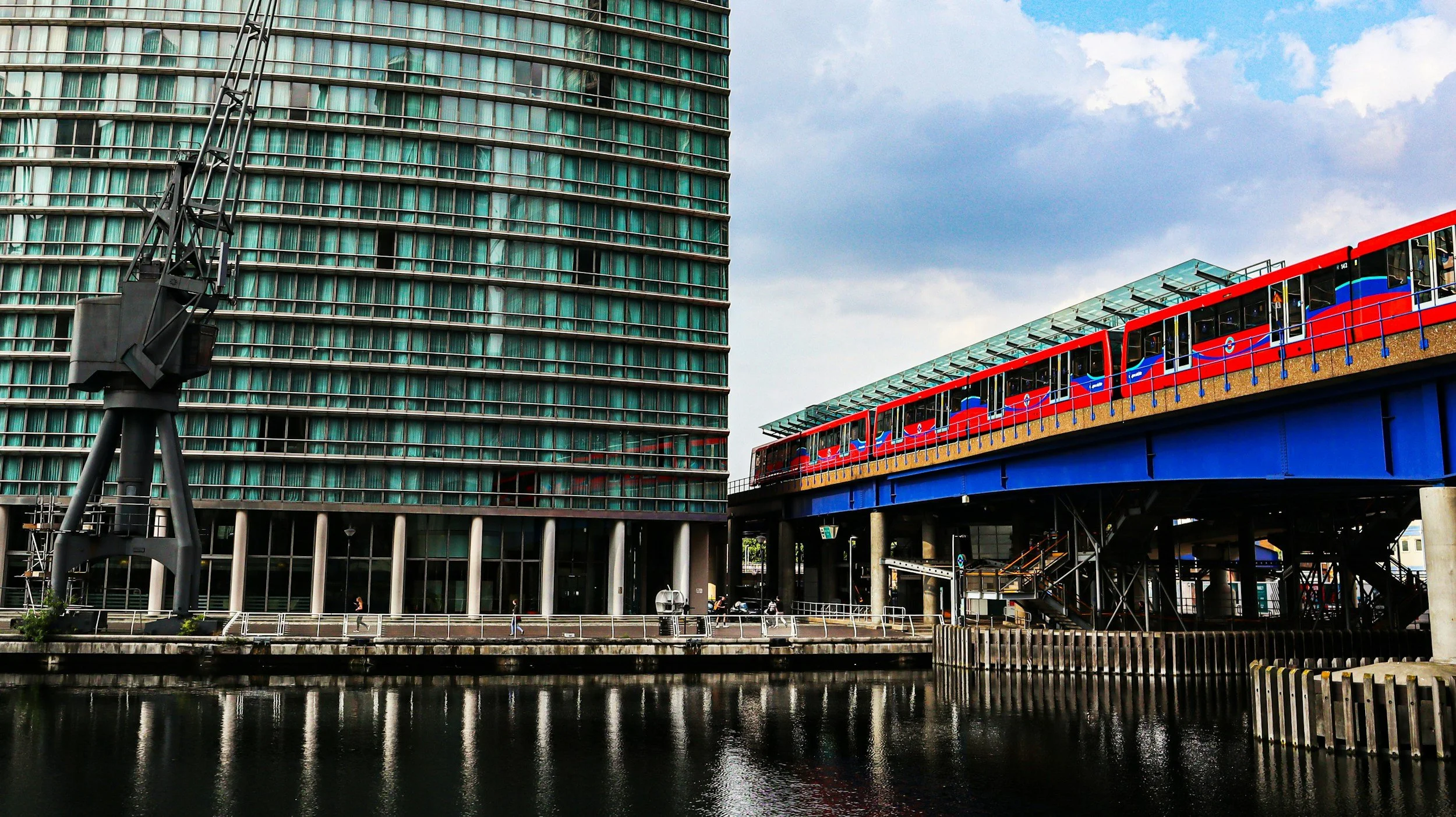 The Difference Between the Tube, Elizabeth Line, Overground and DLR: A Simple Guide for Anyone Visiting London