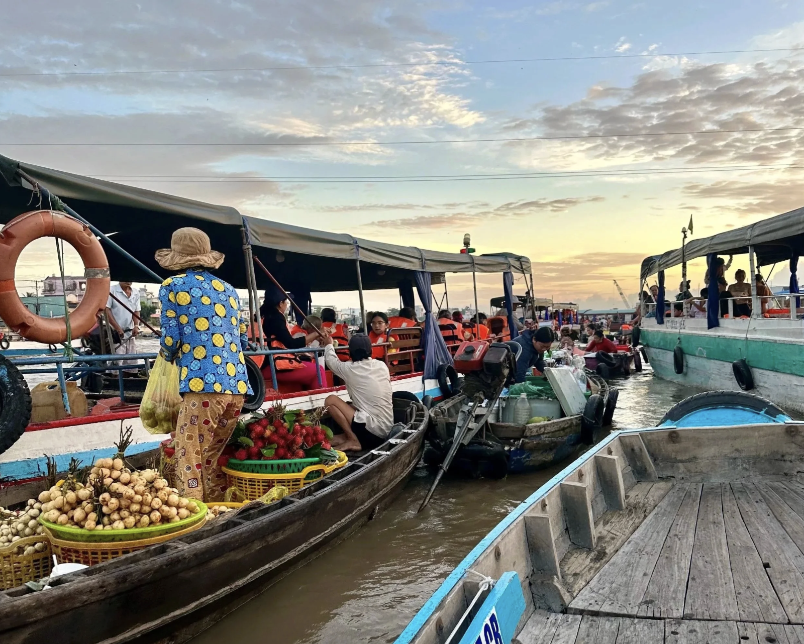 floating market vietnam rive women men fruit sunrise