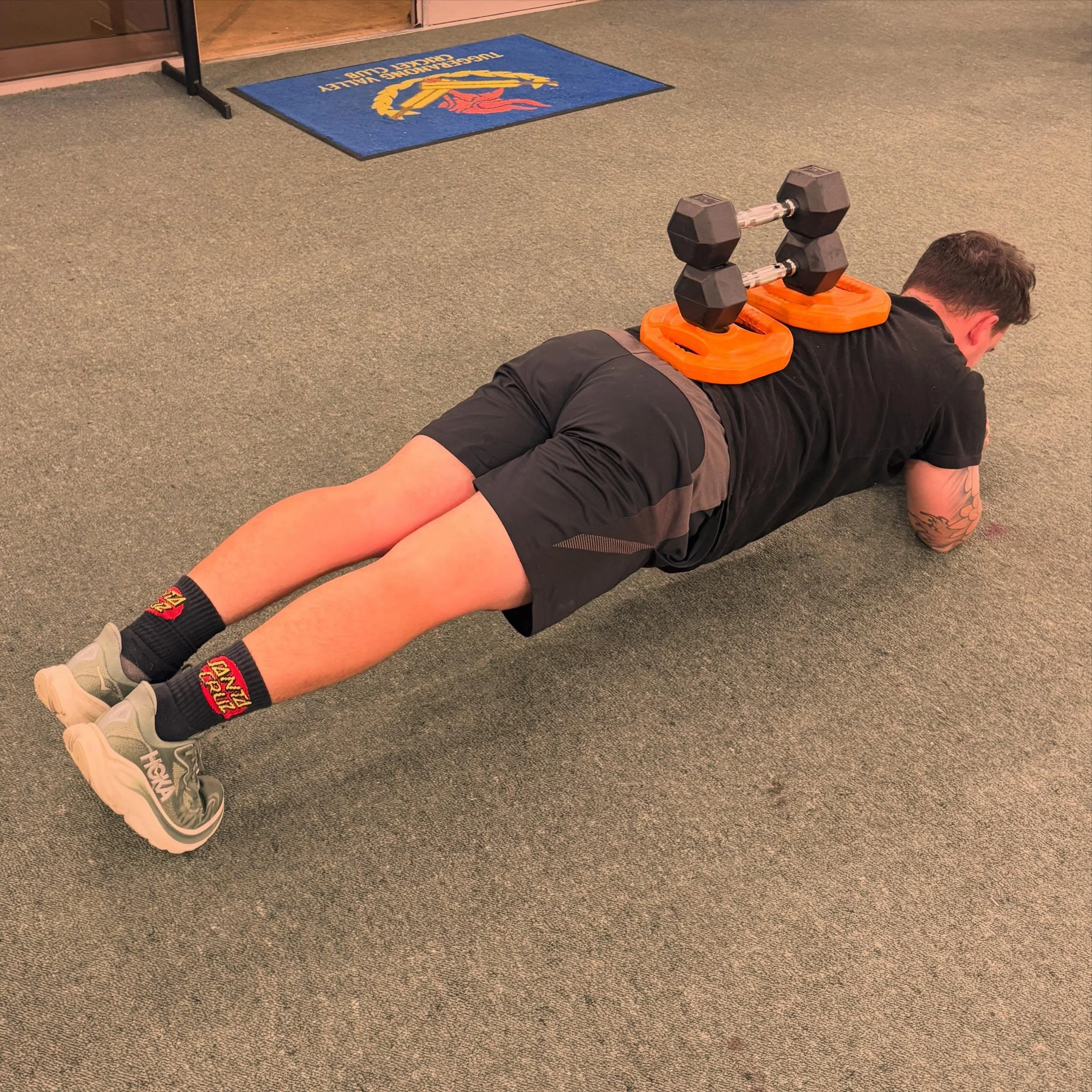 When the trainer goes rogue during a plank #poweredby💪🏻