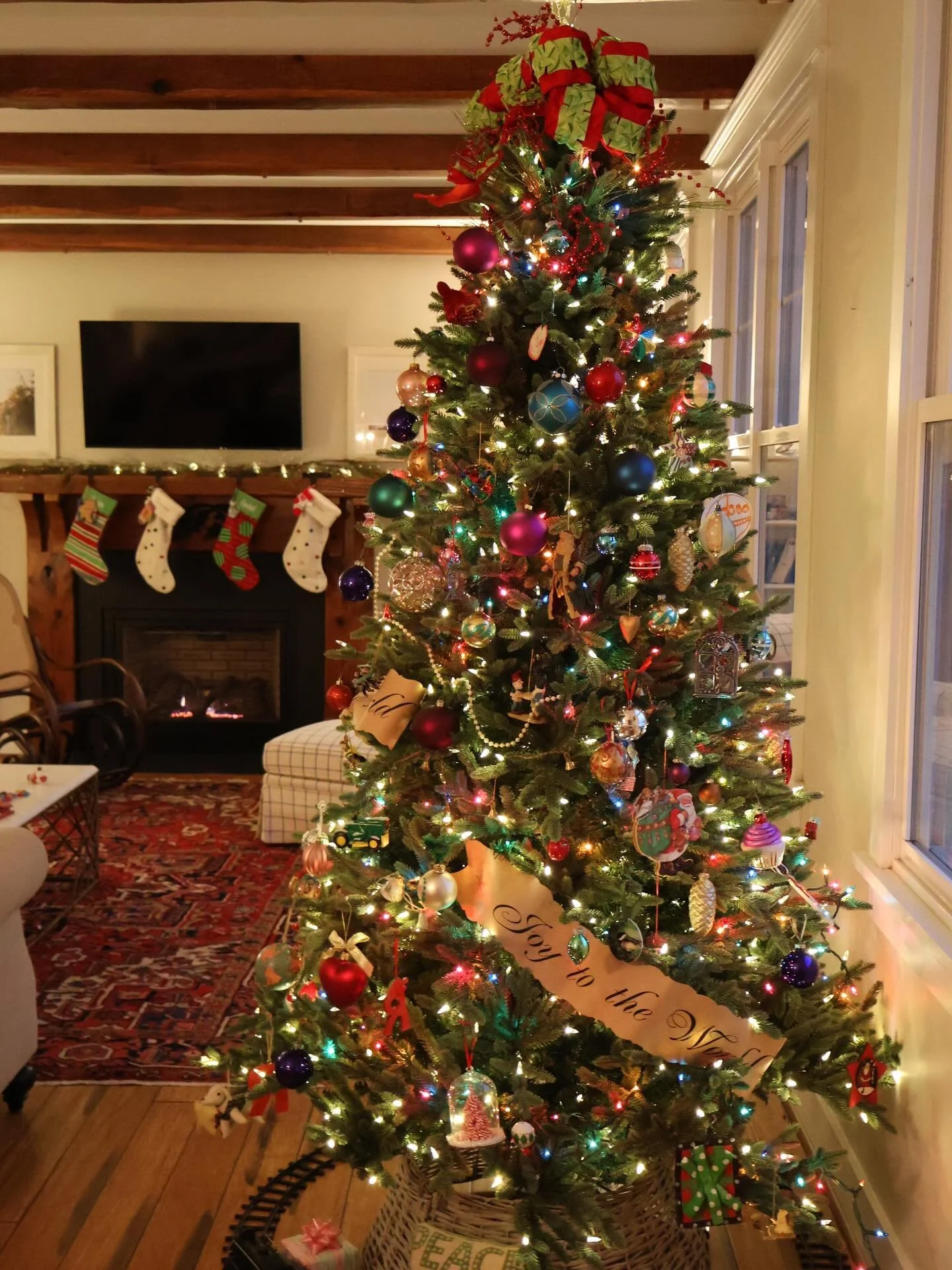 Decorating the tree after Thanksgiving is our little tradition. 🎄✨ Do you do it in a day or slowly add to yours? Believe it or not, I don&rsquo;t even do any of the ornaments anymore because the kids love to do it. And it is my joy to let them 🥹❤️
