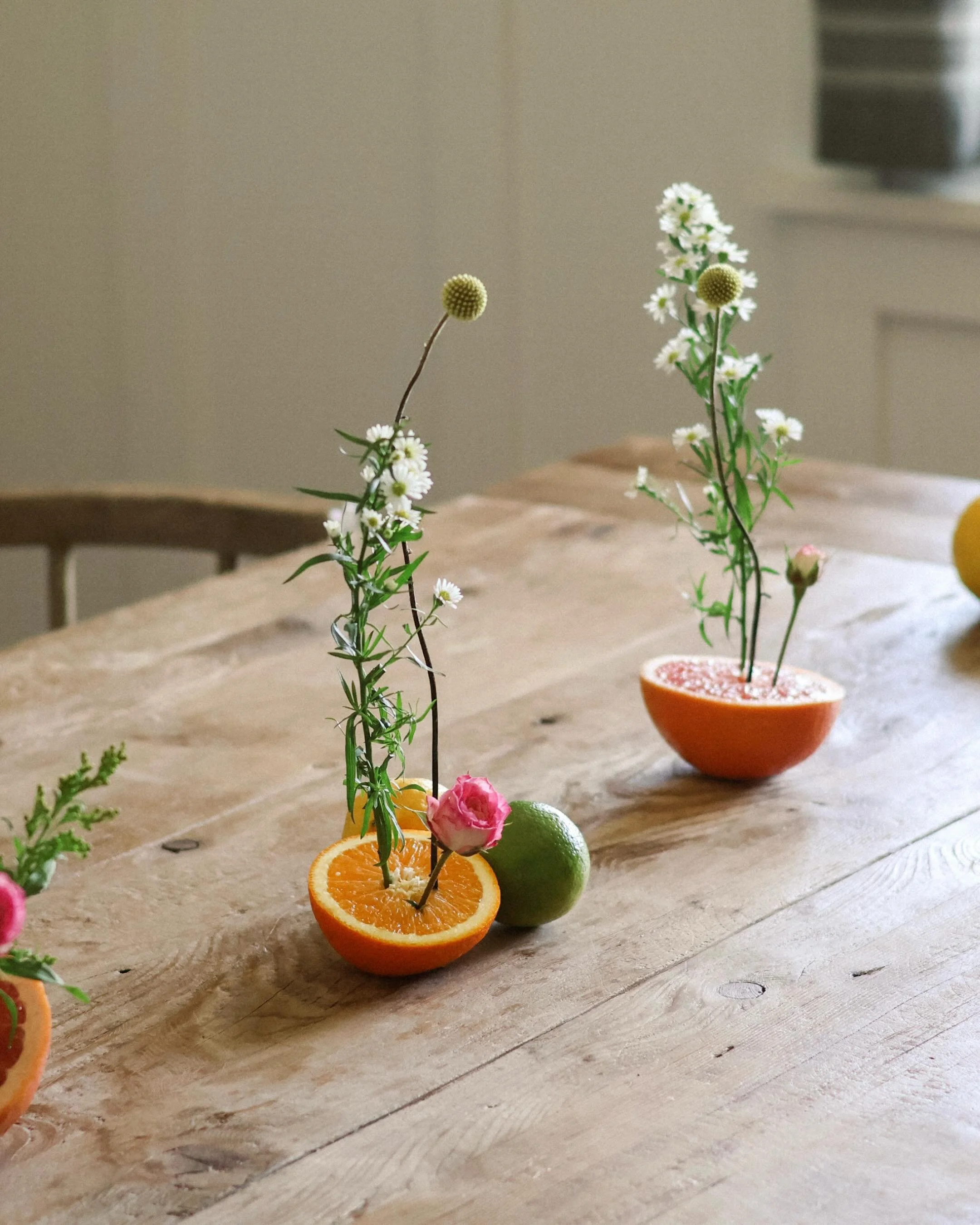 Sharing last week&rsquo;s arrangements for our school&rsquo;s end of the year mom&rsquo;s dinner party seems like a great way to kick off June! 🌺🍊🌻

It was a joy and an honor to get to create and bring these blooms to life for all the moms to sip,