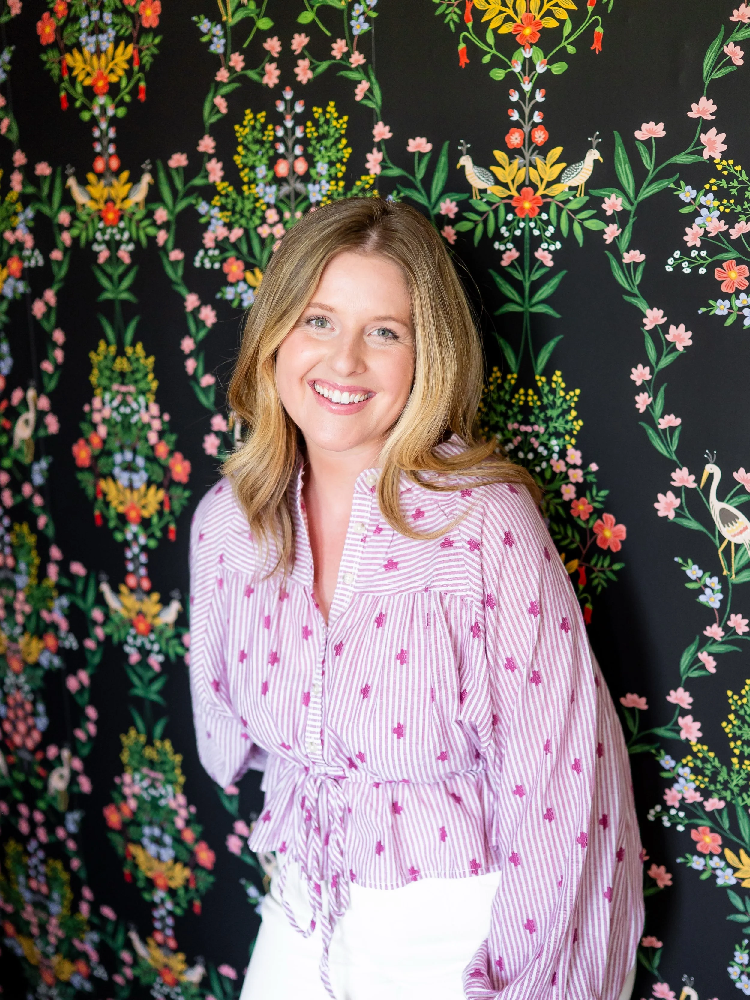 A Summer Update from me 🍃🌞 

4 years ago, I opened the doors to my weekly group coaching program for authentic online entrepreneurs. It was a weekly respite for us all as we brought our hearts and brands forward. Together, we created space to learn
