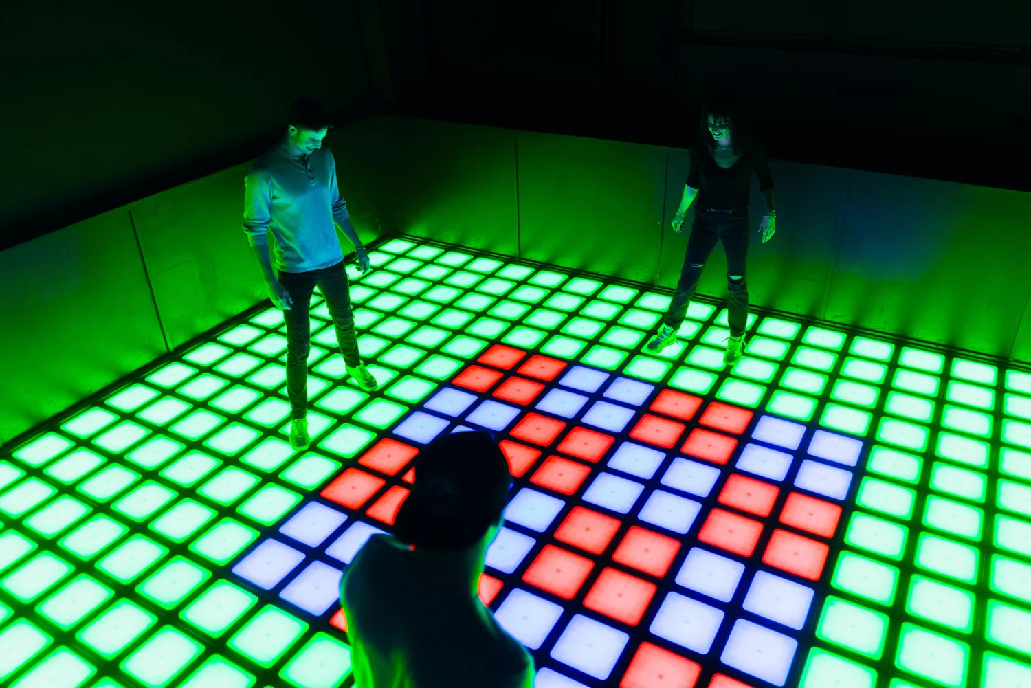 Joueurs sur le plancher de jeu Pixel illuminé