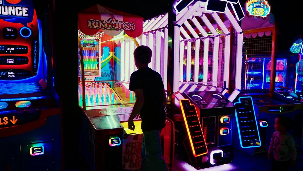 Un élève joue à un jeu d'adresse