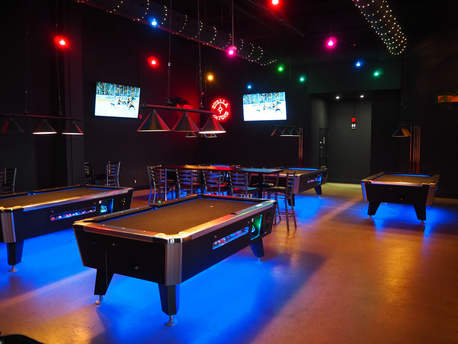Tables de billard sous les néons chez FUNHUB