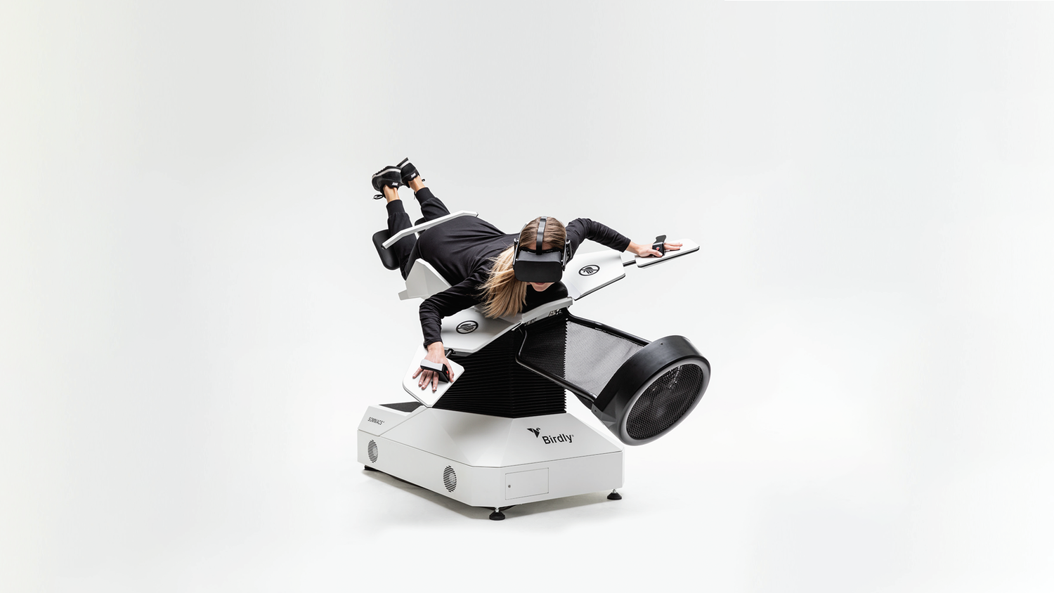 Une joueuse qui vole sur le simulateur Birdly
