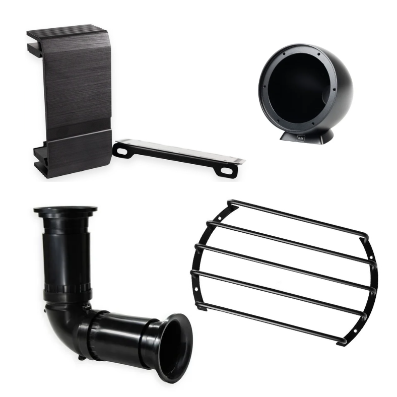Différents composants de haut-parleurs et d'enceintes audio, y compris un haut-parleur, un tube acoustique, une grille de protection, une pièce en plastique, et une partie en métal grillagée.