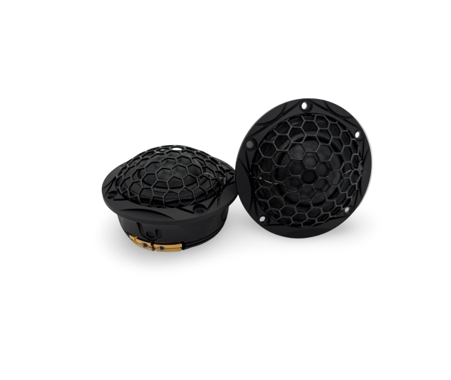 Deux enceintes noires avec une grille en forme de hexagone.