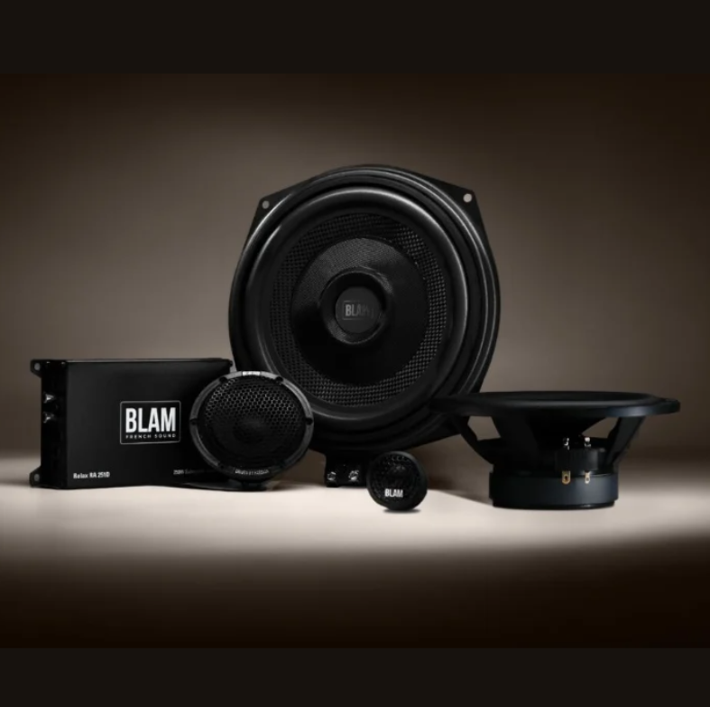 Ensemble de composants audio de la marque BLAM, comprenant un haut-parleur principal, un amplificateur, deux haut-parleurs plus petits et un caisson de basses.