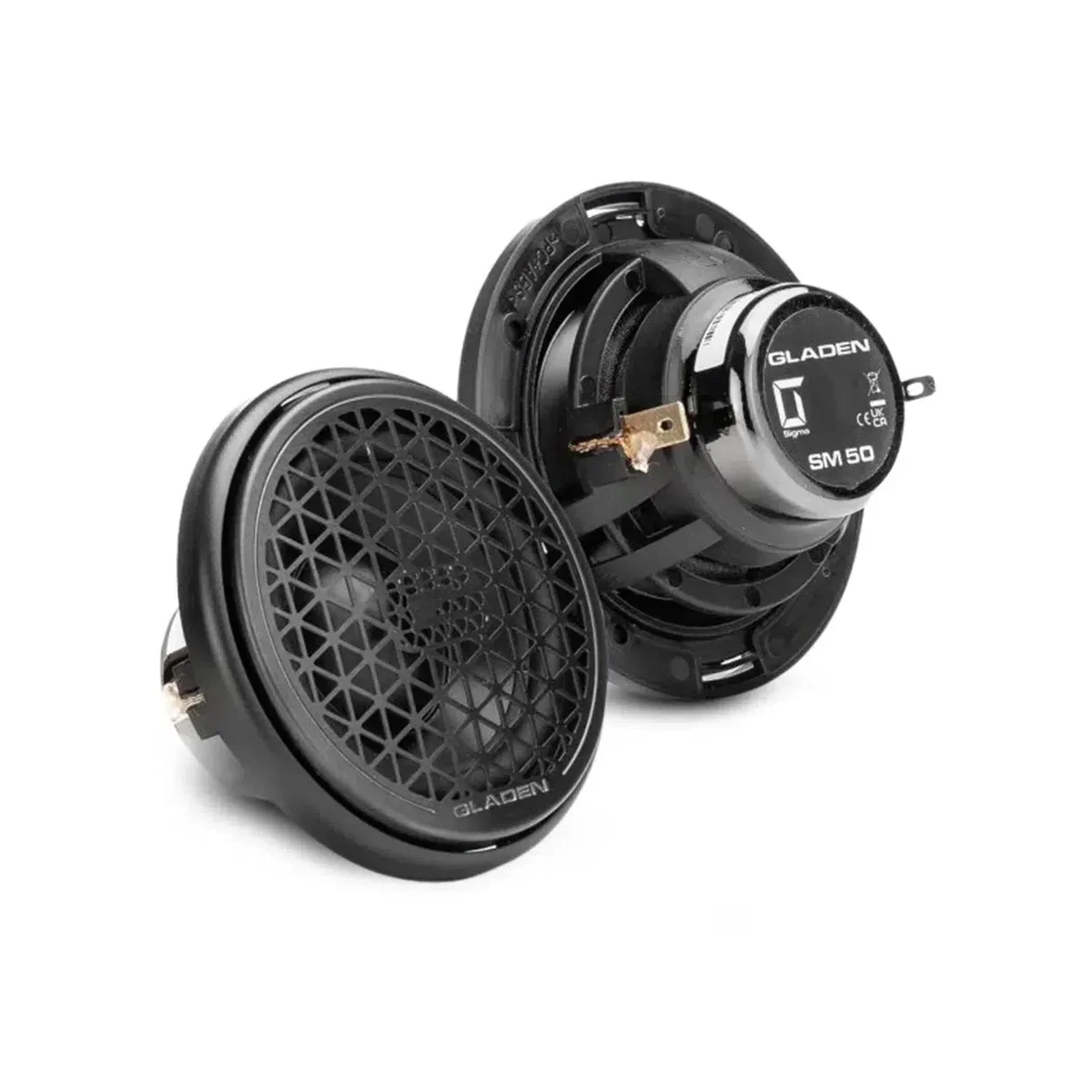 Haut-parleur en deux parties, avec un grill en plastique tressé et un panneau de commande numérique affichant 0, et le nom Gladen sur les composants.