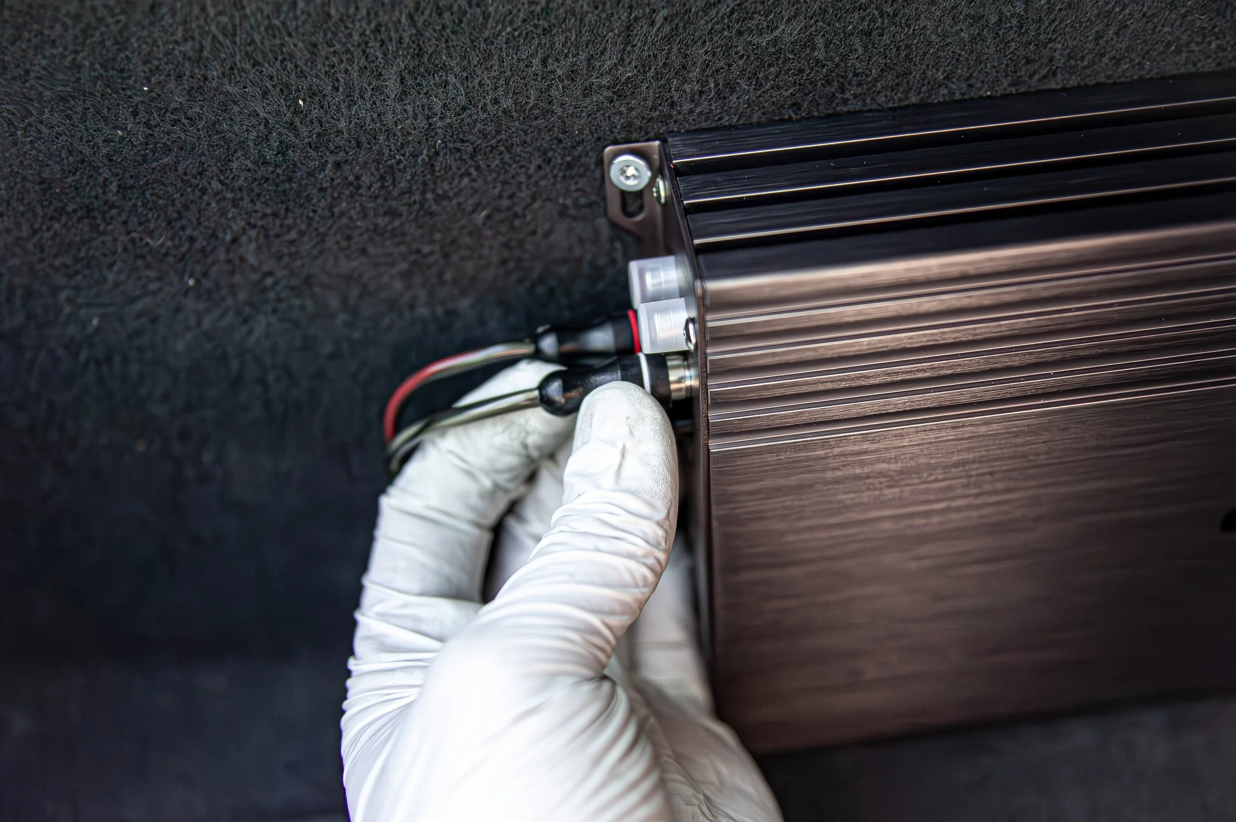 Installation amplificateur audio voiture 12V en France