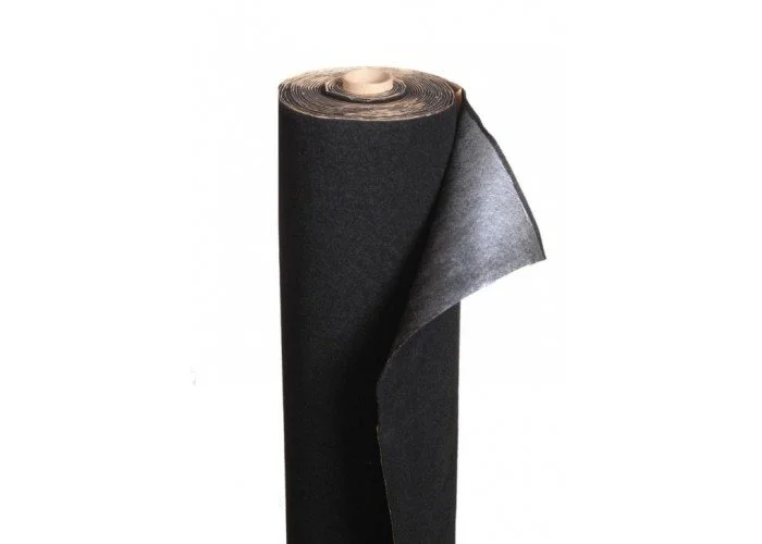 Rouleau de tissu ou de feutre noir avec une extrémité qui se déploie.